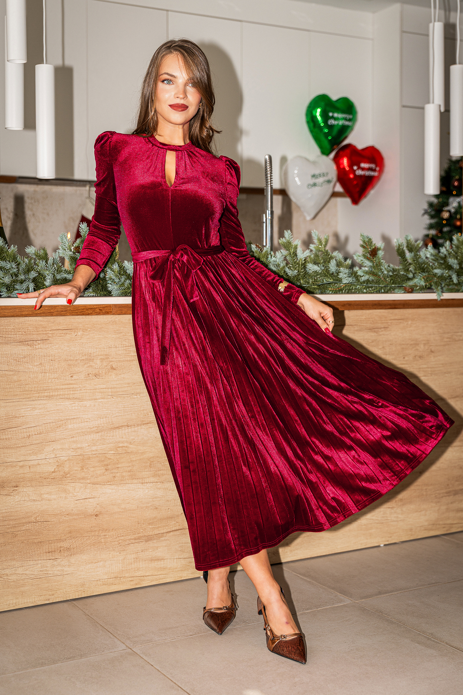 Rotes Schlüsselloch Maxi-Samtkleid mit Taillengürtel