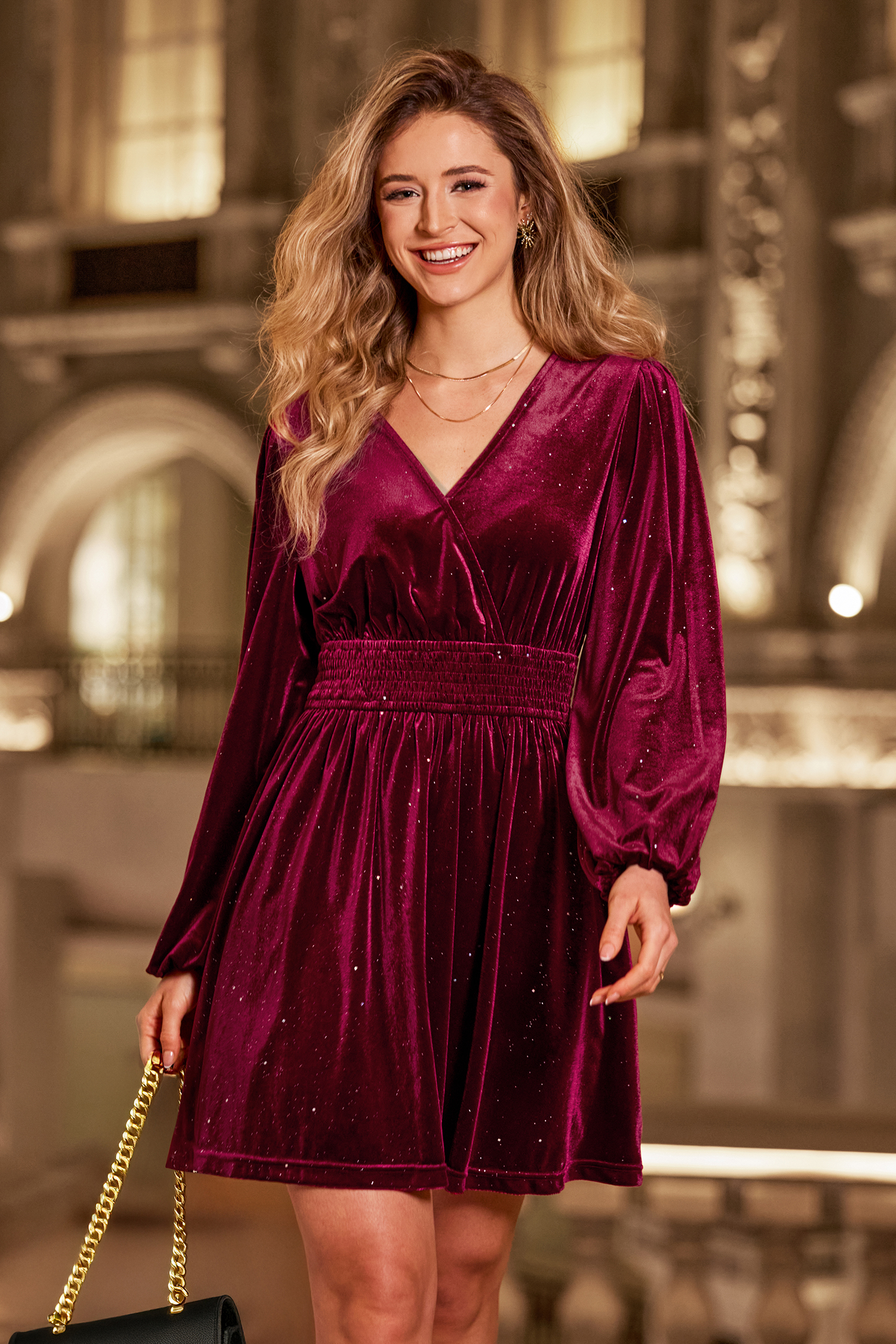 Lei è un mini abito rosso da dieci