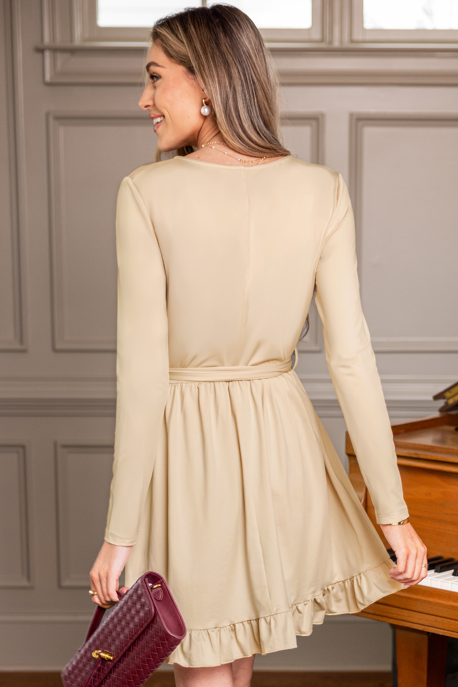Robe courte beige nouer à la taille