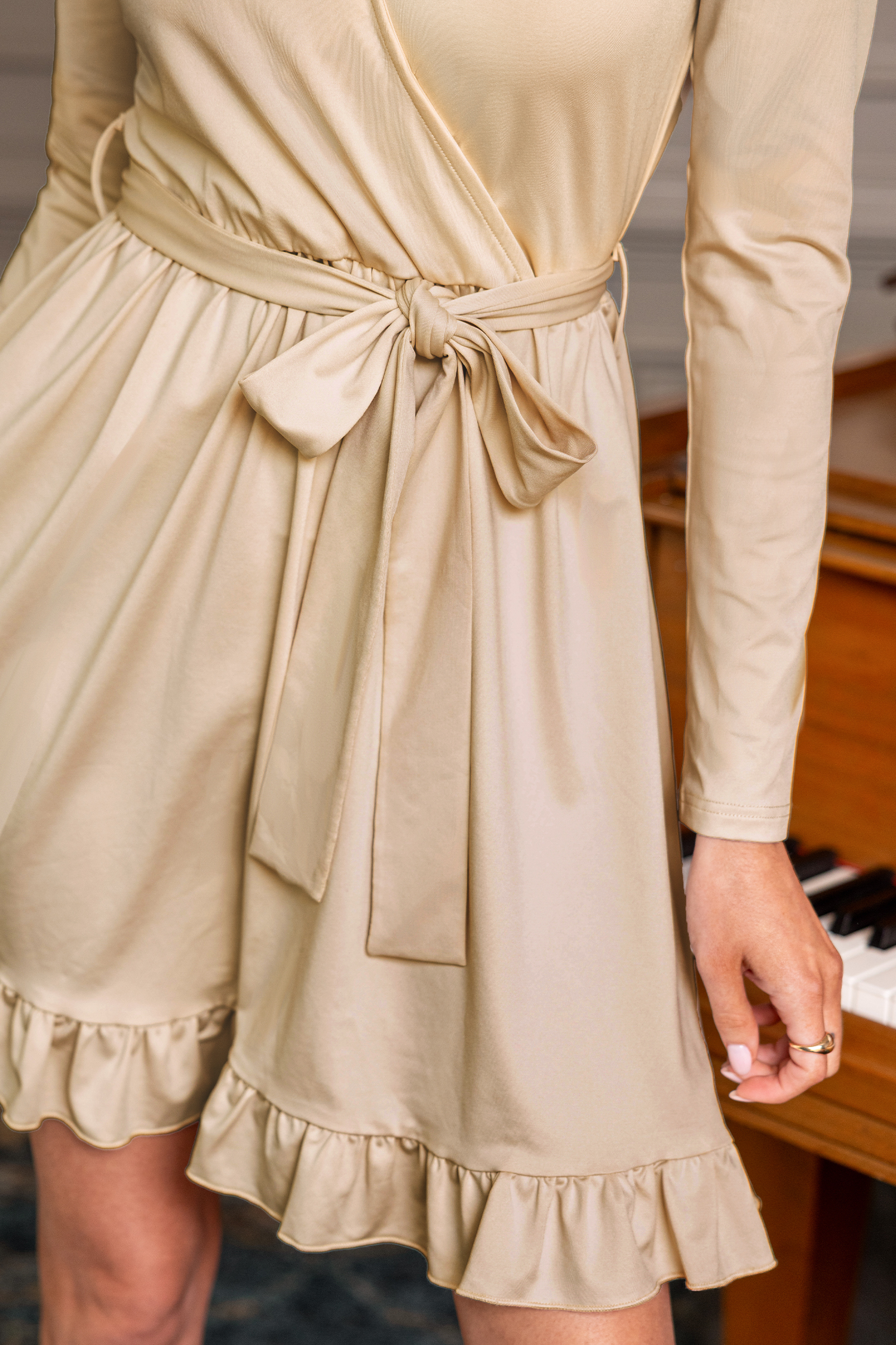 Robe courte beige nouer à la taille