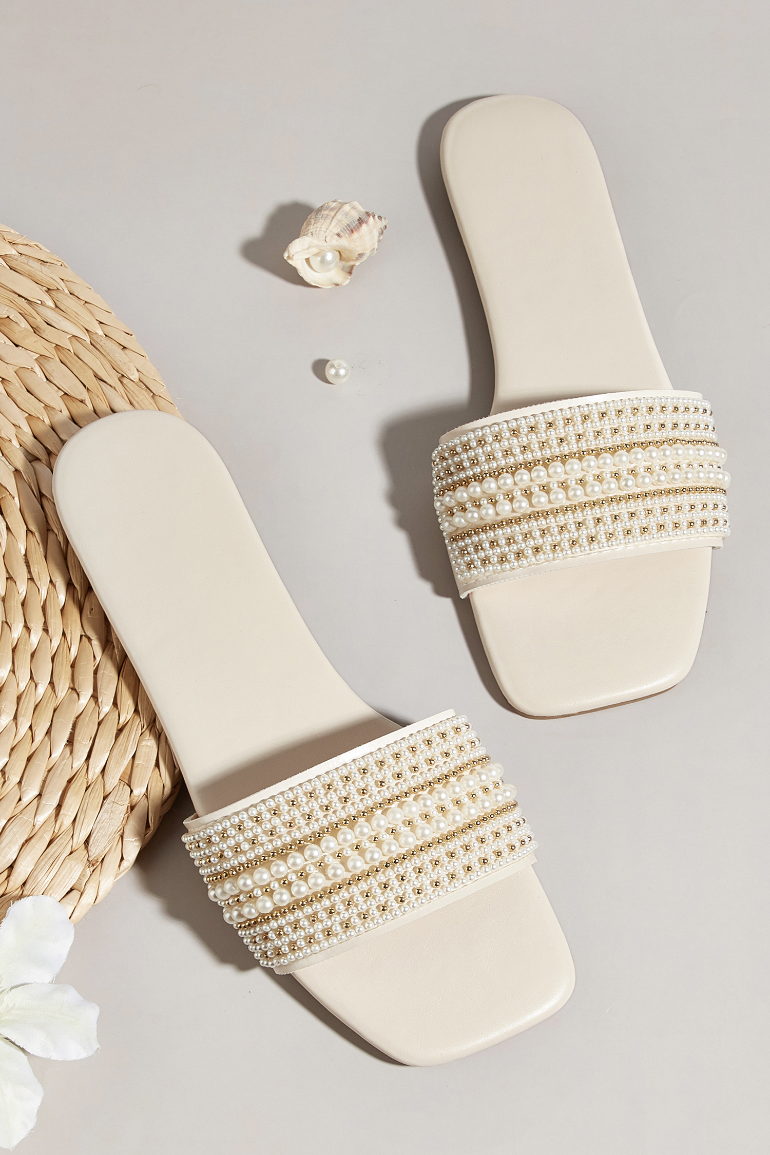 Weiße Sandalen mit Kunstperlen