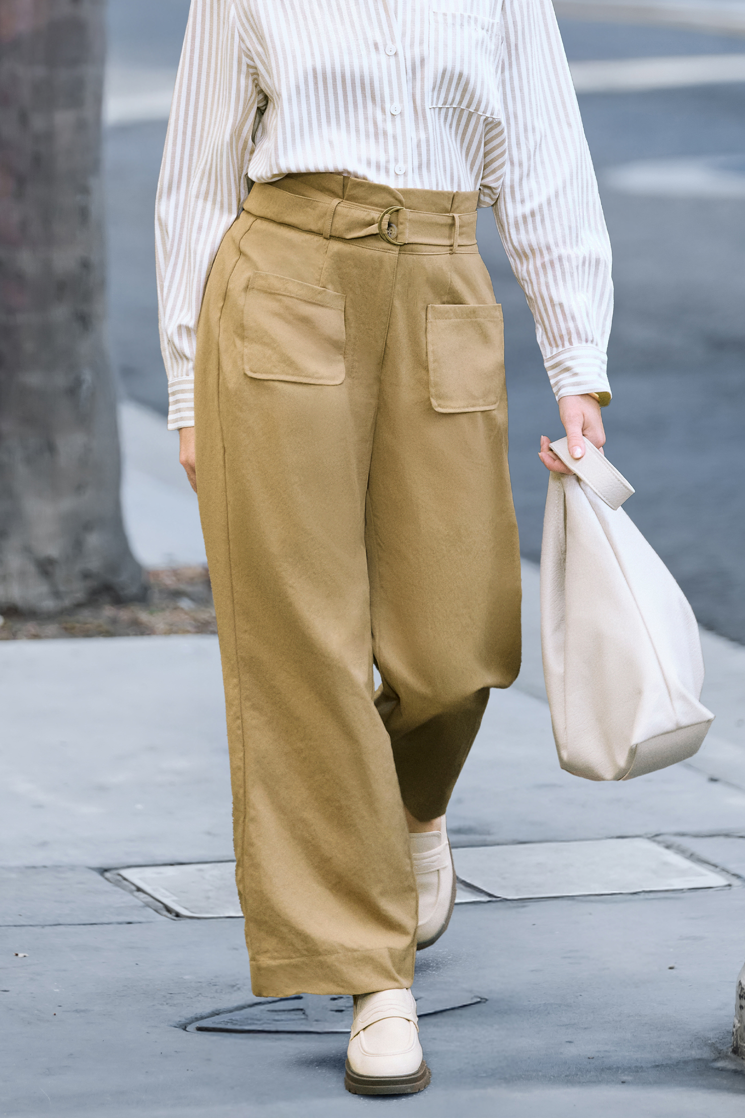 Khaki Hose mit Gürtel und Taschen