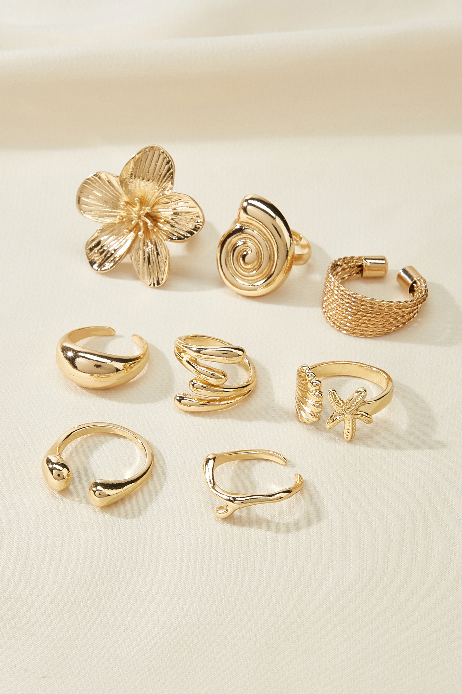 Conjunto de anillos en tono dorado con sombra de palma