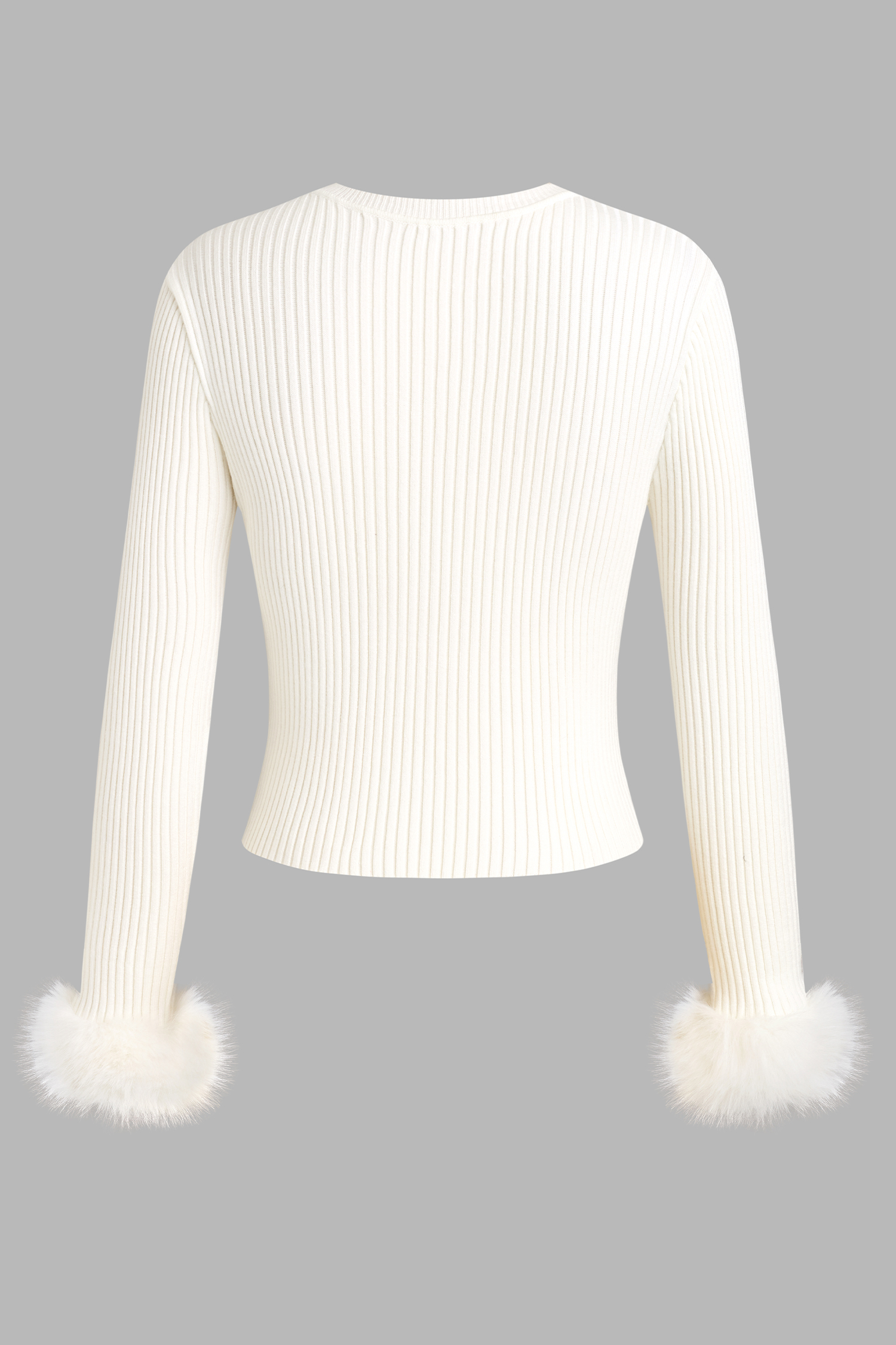 Weißer Pullover mit Kunstfellbesatz