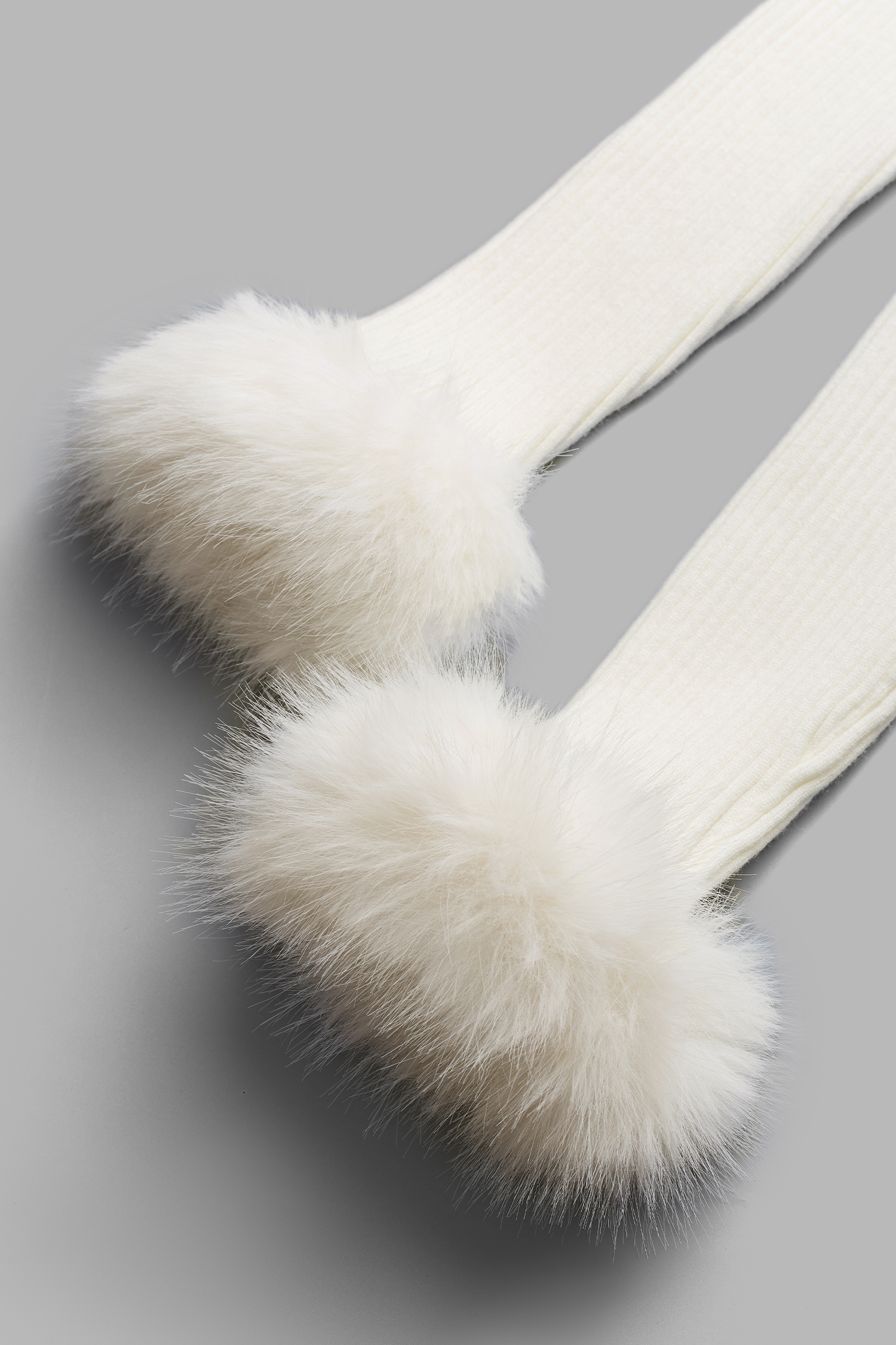 Weißer Pullover mit Kunstfellbesatz