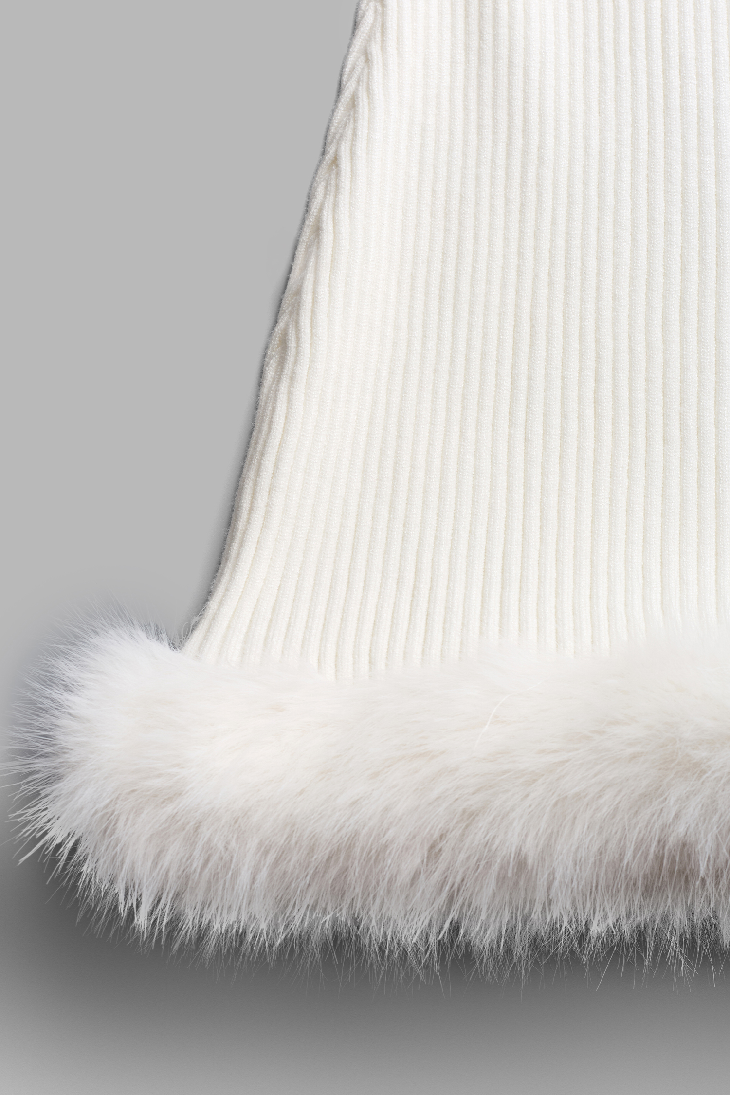 Weißer Gerippter Mini-Strickrock mit Kunstfellbesatz