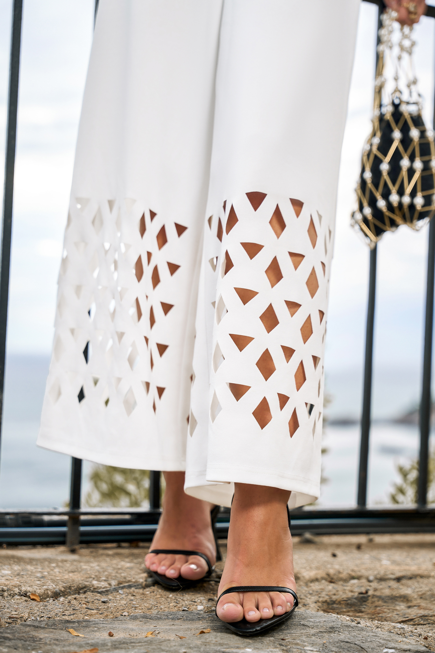 Mono blanco en demanda