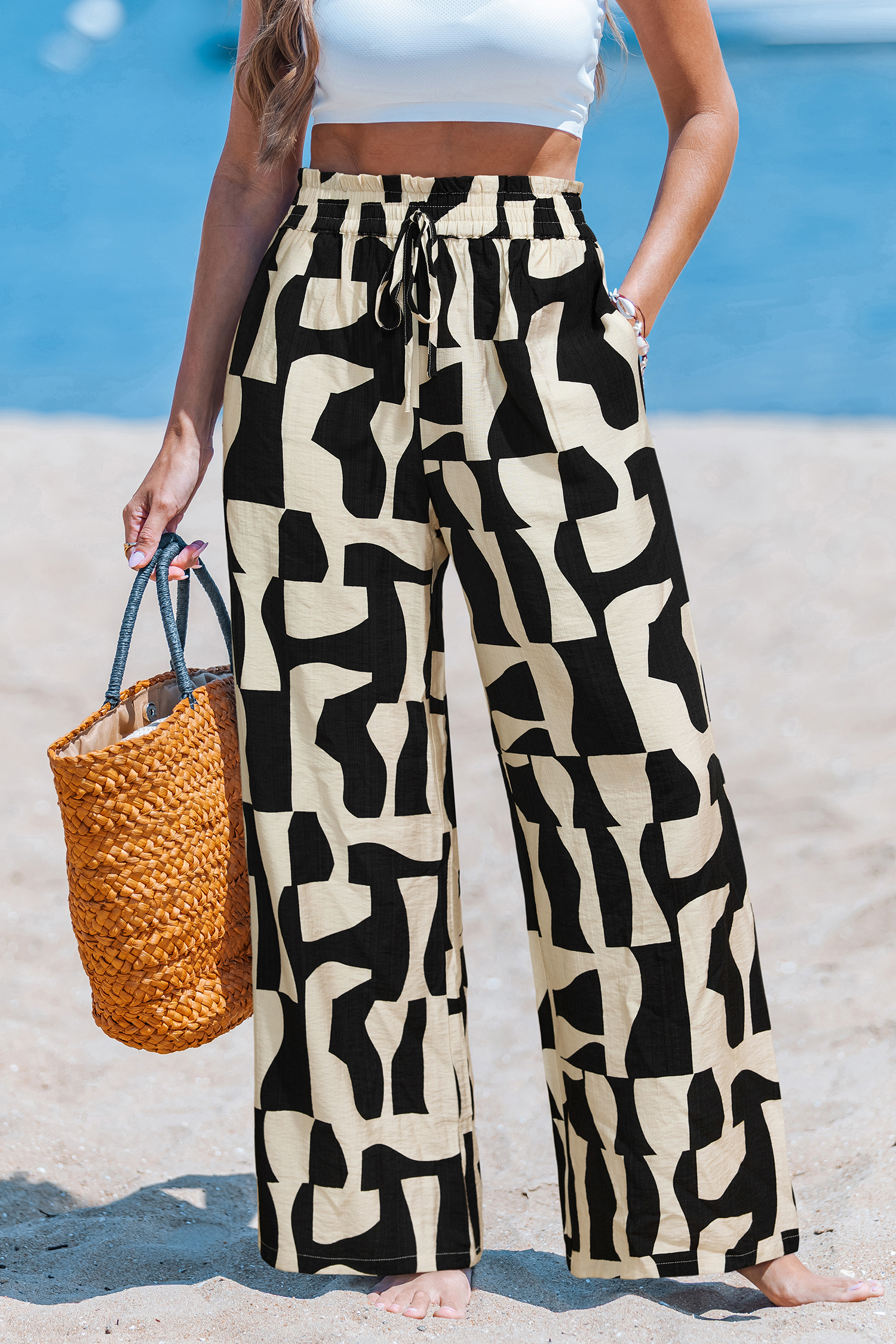 Stoffhose mit abstraktem Muster und Paperbag-Bund