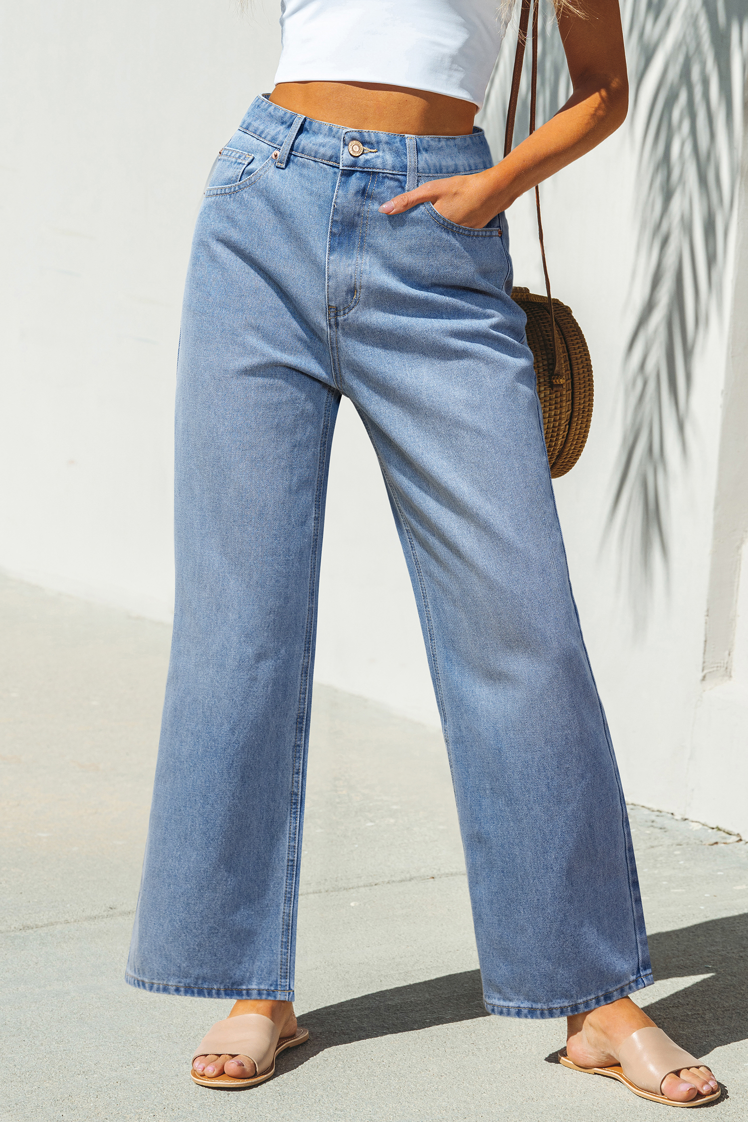 Jean bleu passants de ceinture jambe droite