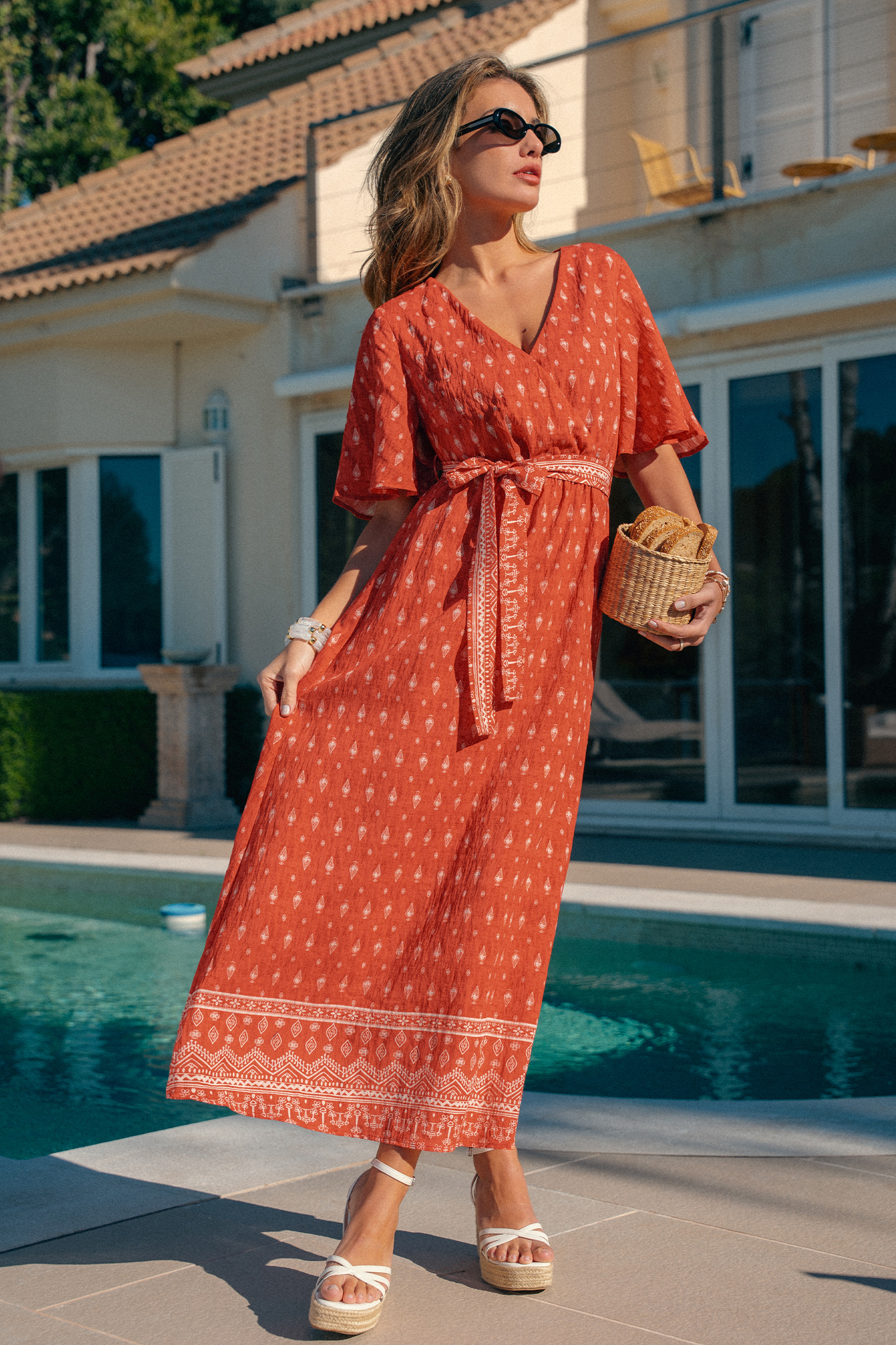 Robe longue ornée col surplis