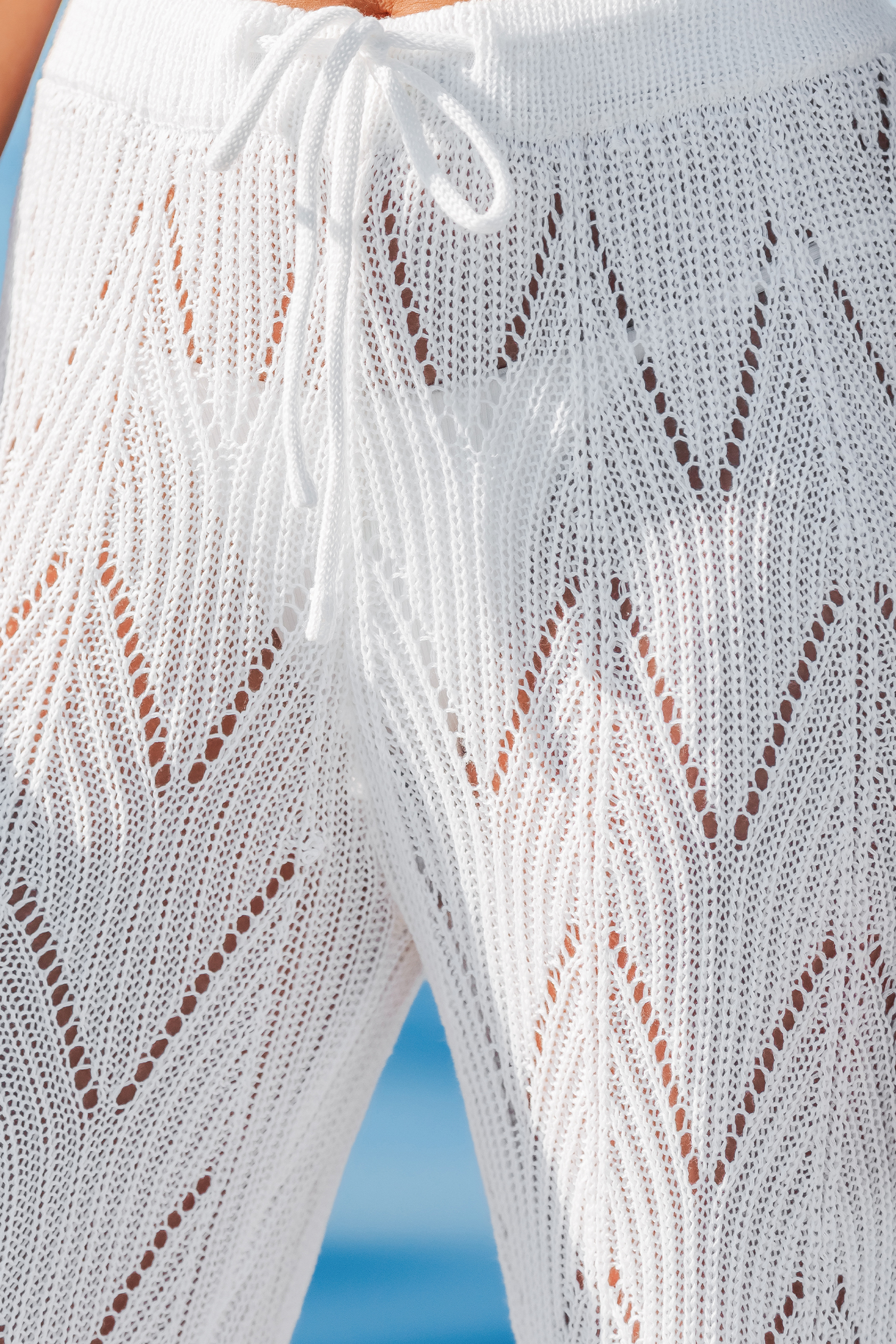 Pantaloni bianchi coprenti allettanti