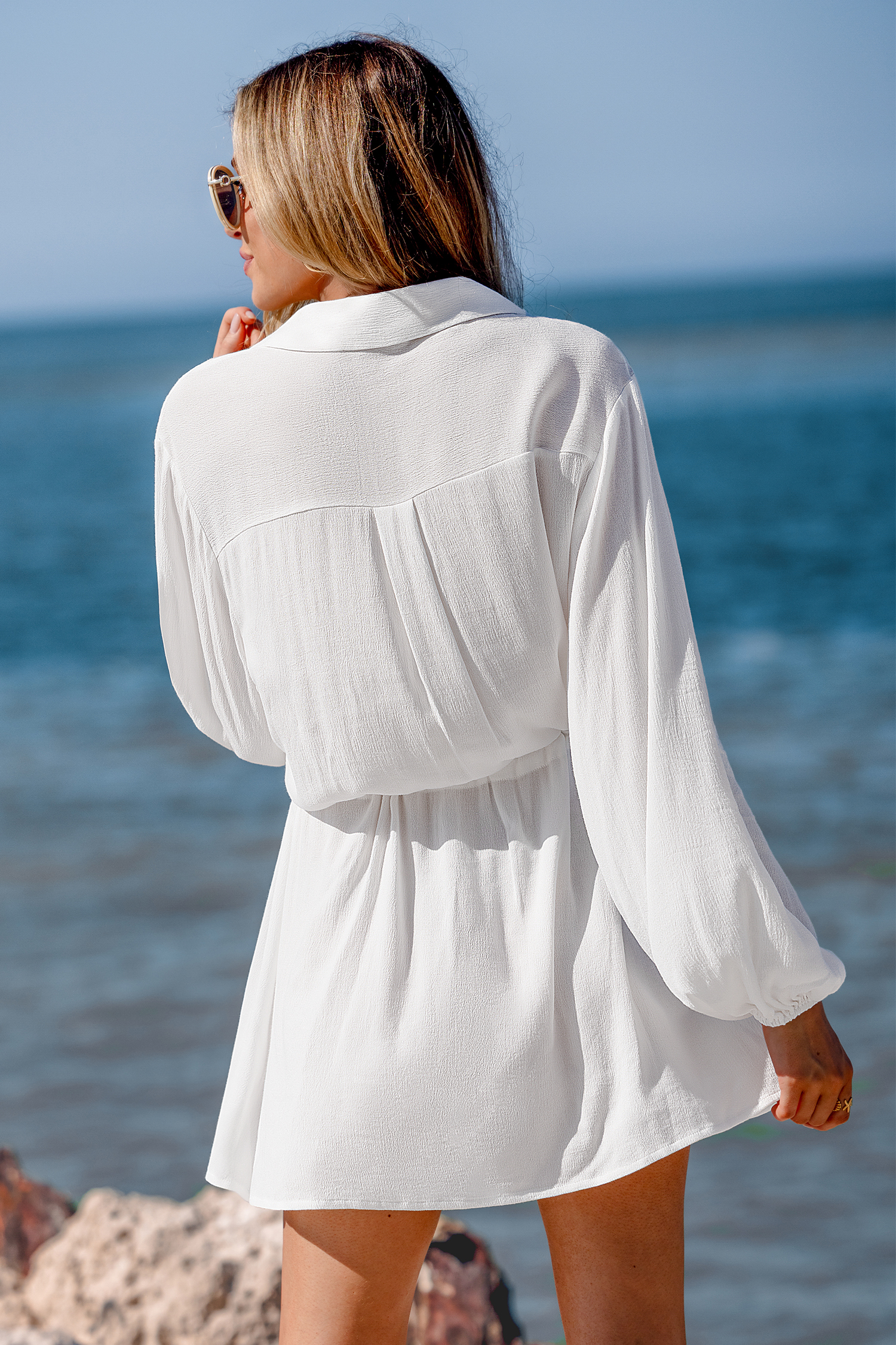 Robe cover up courte blanc nouer à la taille