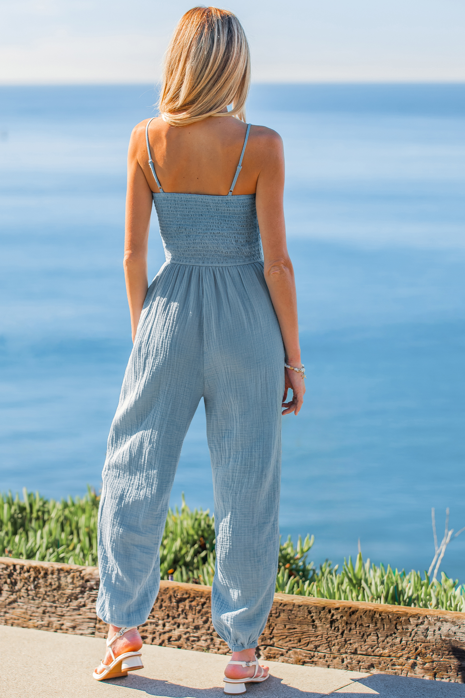 Blauer Ärmelloser Gesmokter Eckiger Ausschnitt Jumpsuit