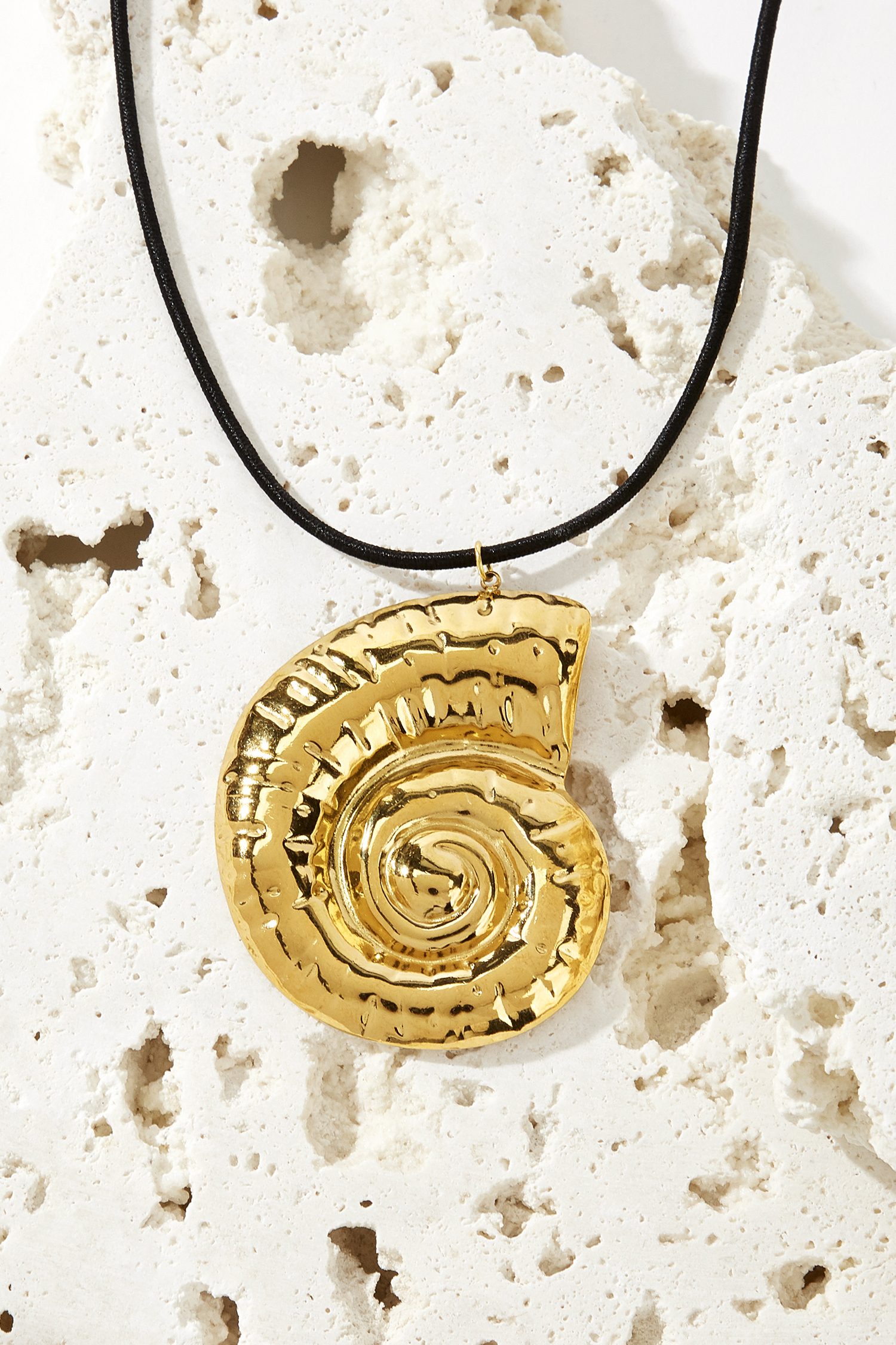 Debajo del collar azul dorado