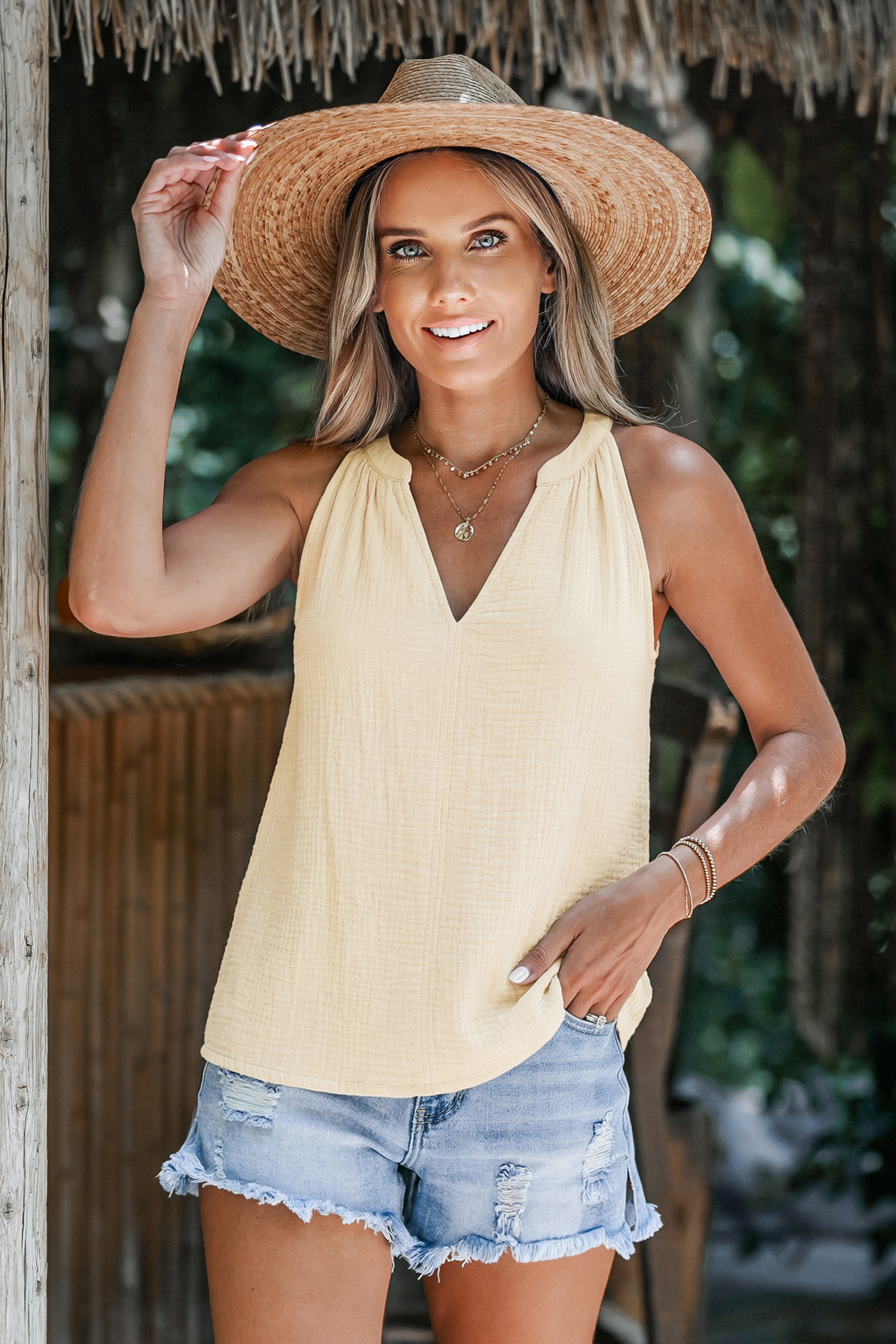 Parte superior beige de la villa junto al mar