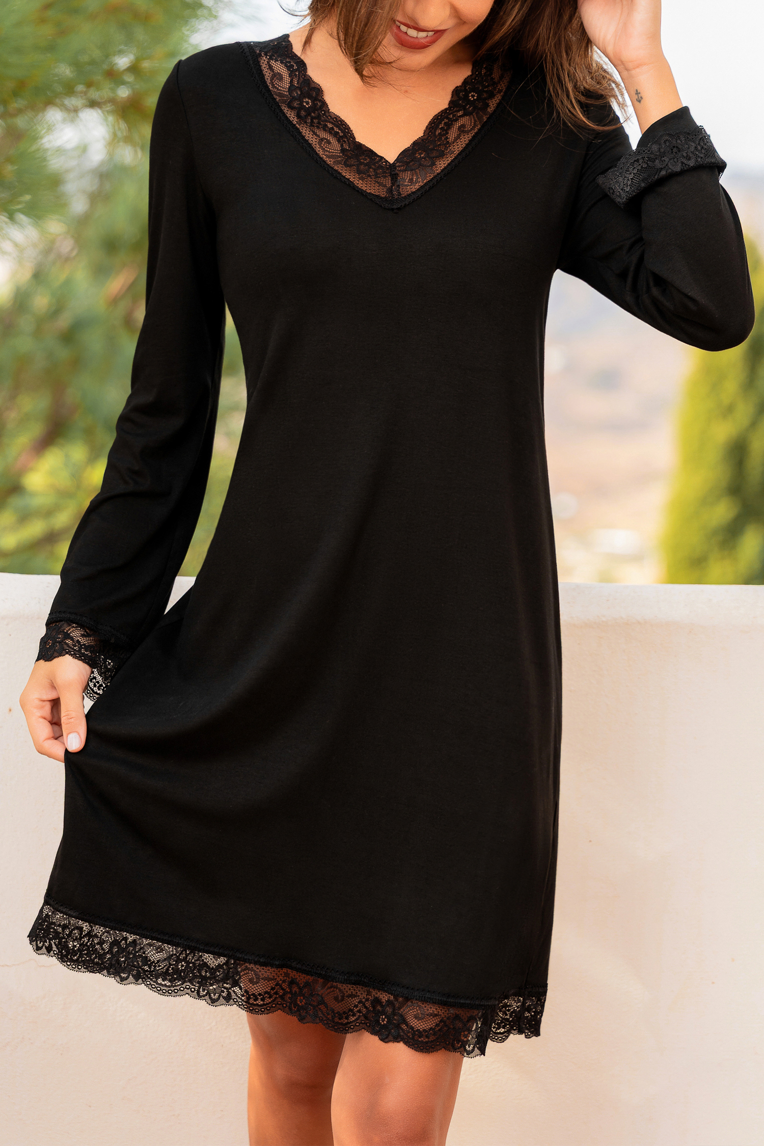 Nuisette noire col V avec dentelle