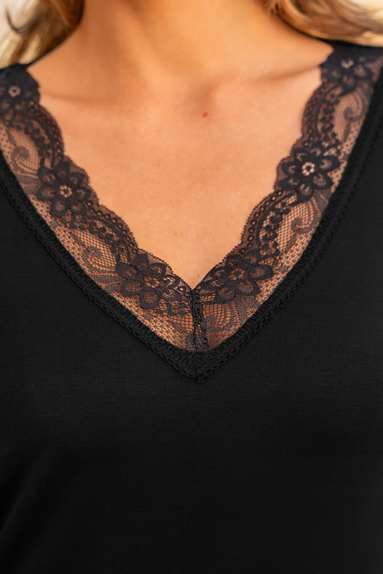 Nuisette noire col V avec dentelle