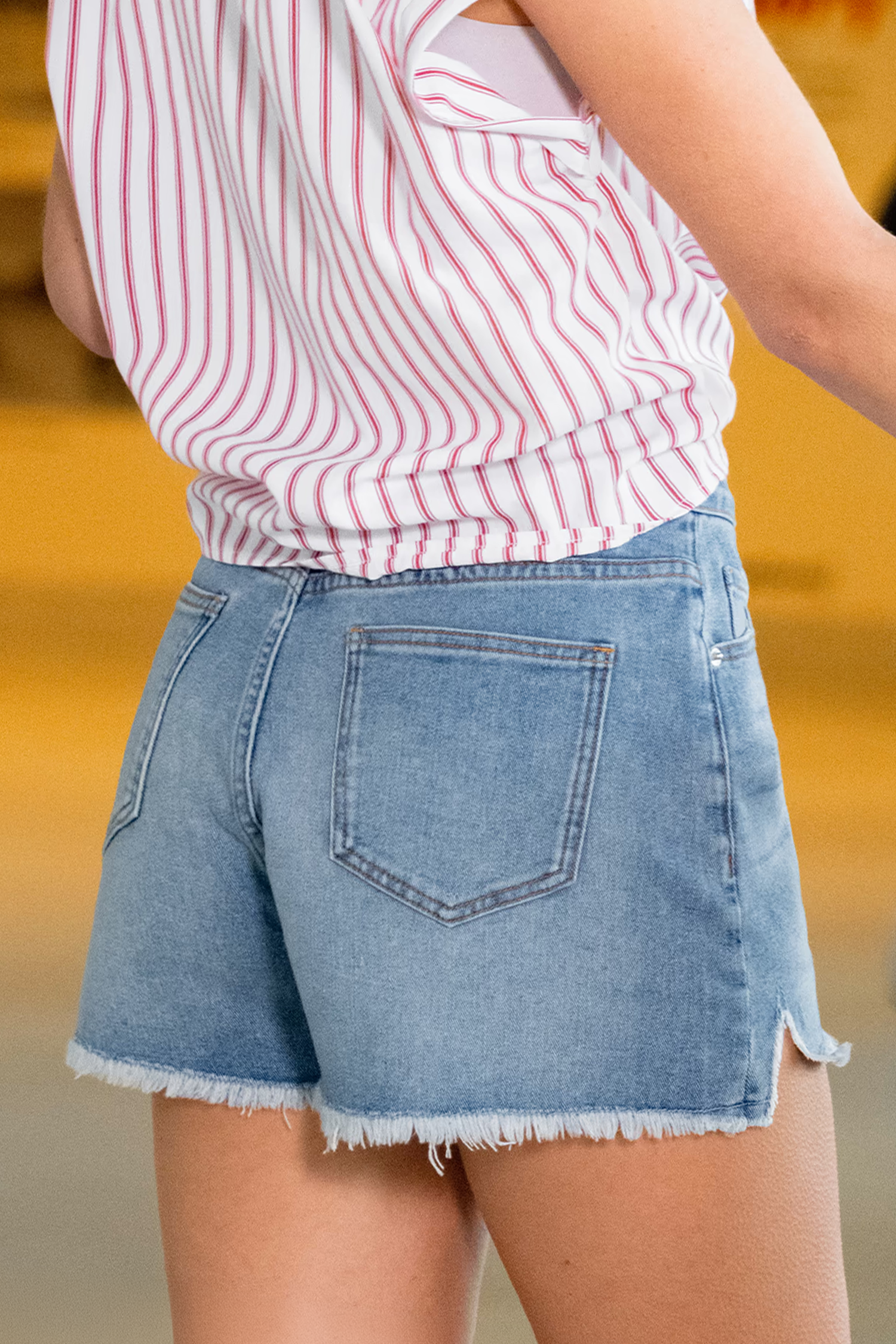 Blaue Denim-Jeansshorts mit Fransensaum