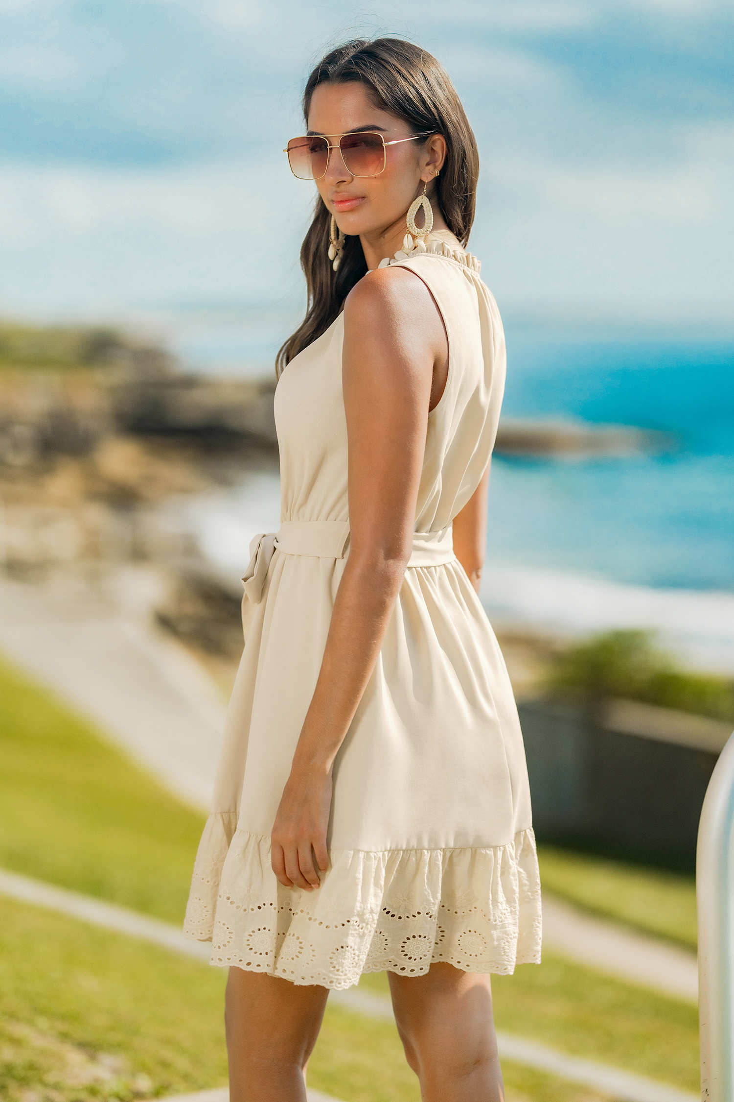 Robe courte beige garniture à volants