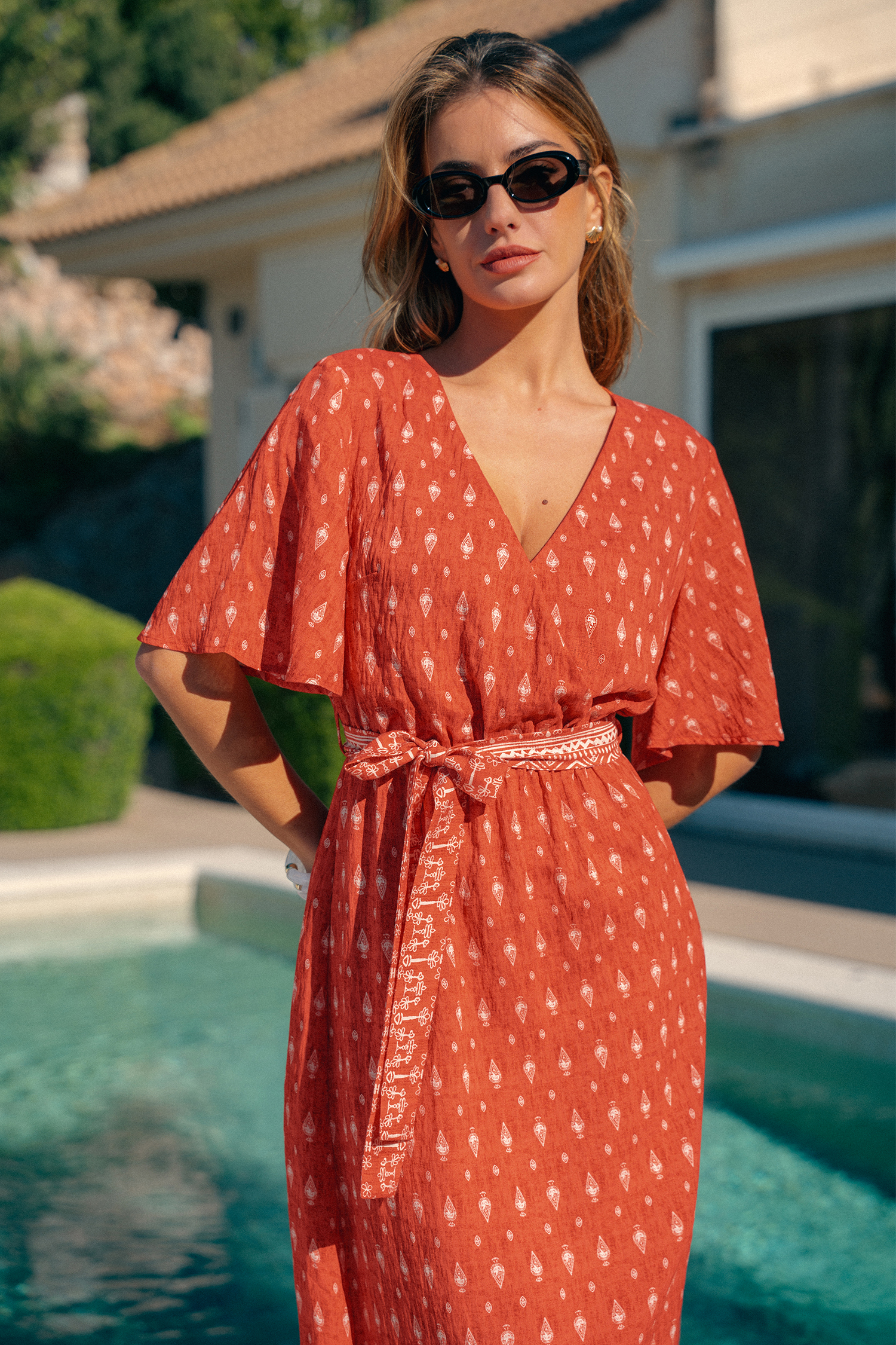 Orange Kurzarm Maxikleid mit Taillenband in Wickeloptik