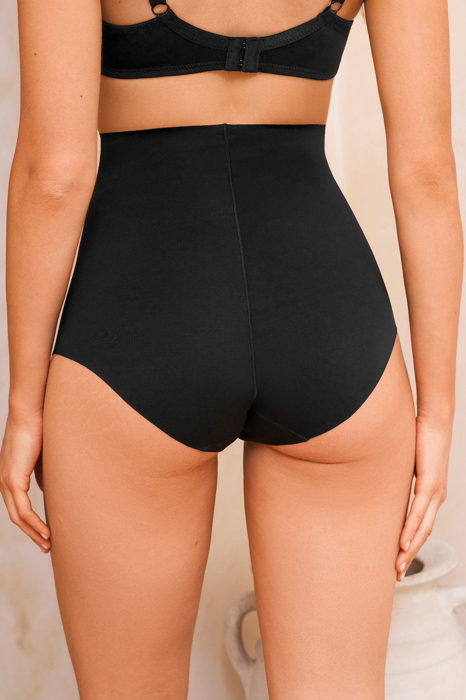 Schwarze High-Waisted Shapewear-Shorts