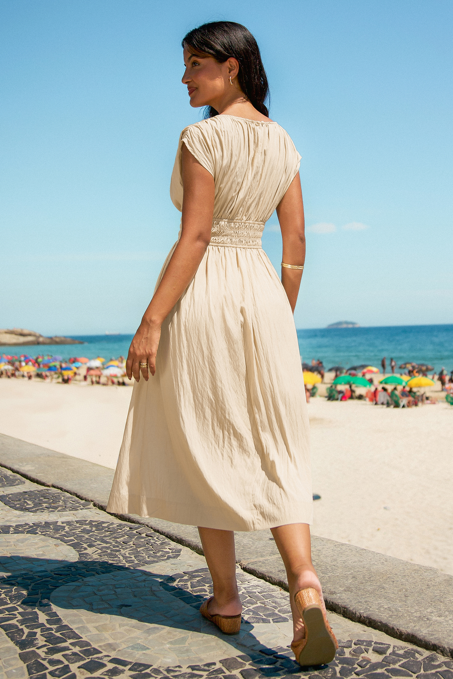 Khakifarbenes Kurzarm Midikleid mit Seitenschlitz