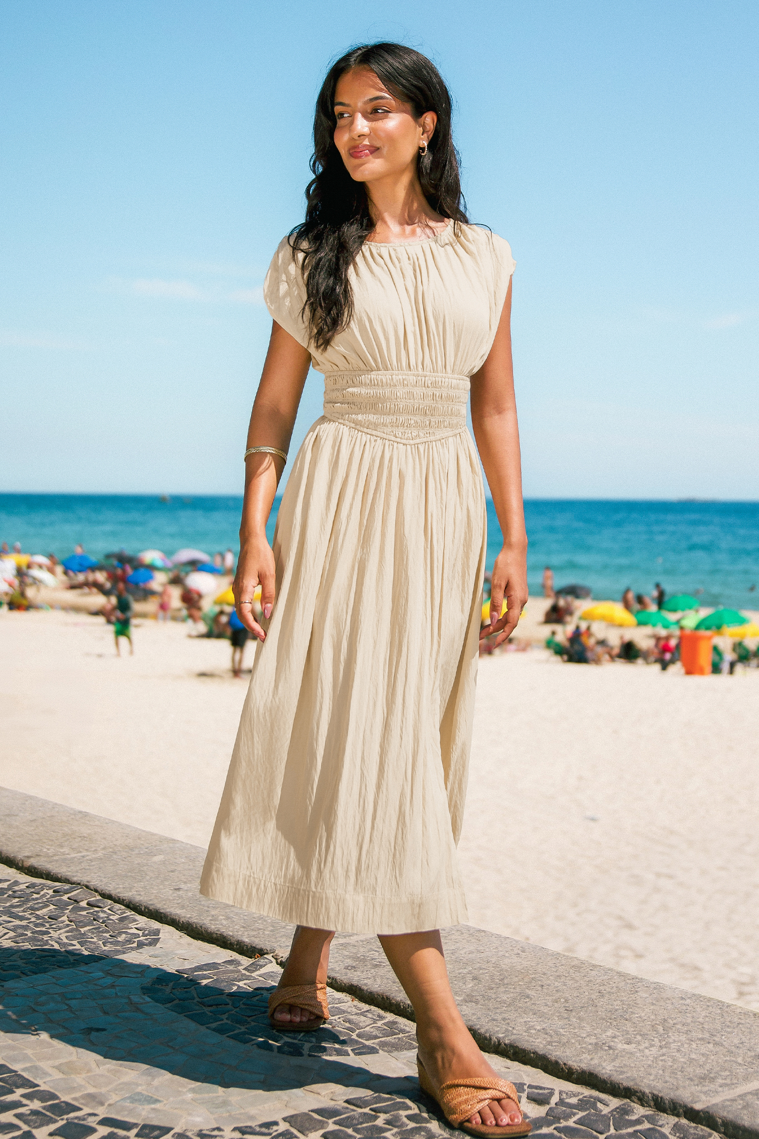 Khakifarbenes Kurzarm Midikleid mit Seitenschlitz