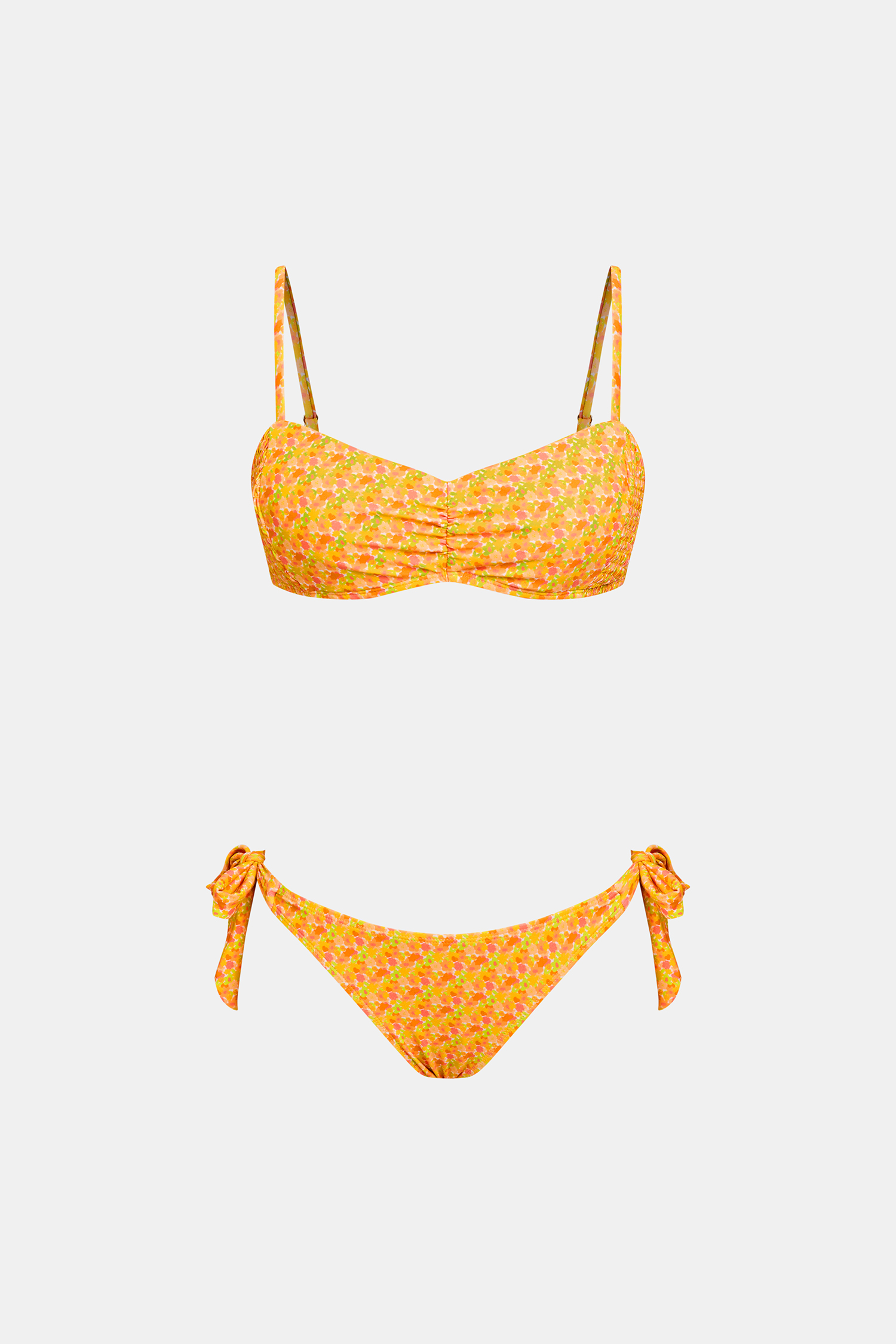 Bikini set met uitzicht op de zon