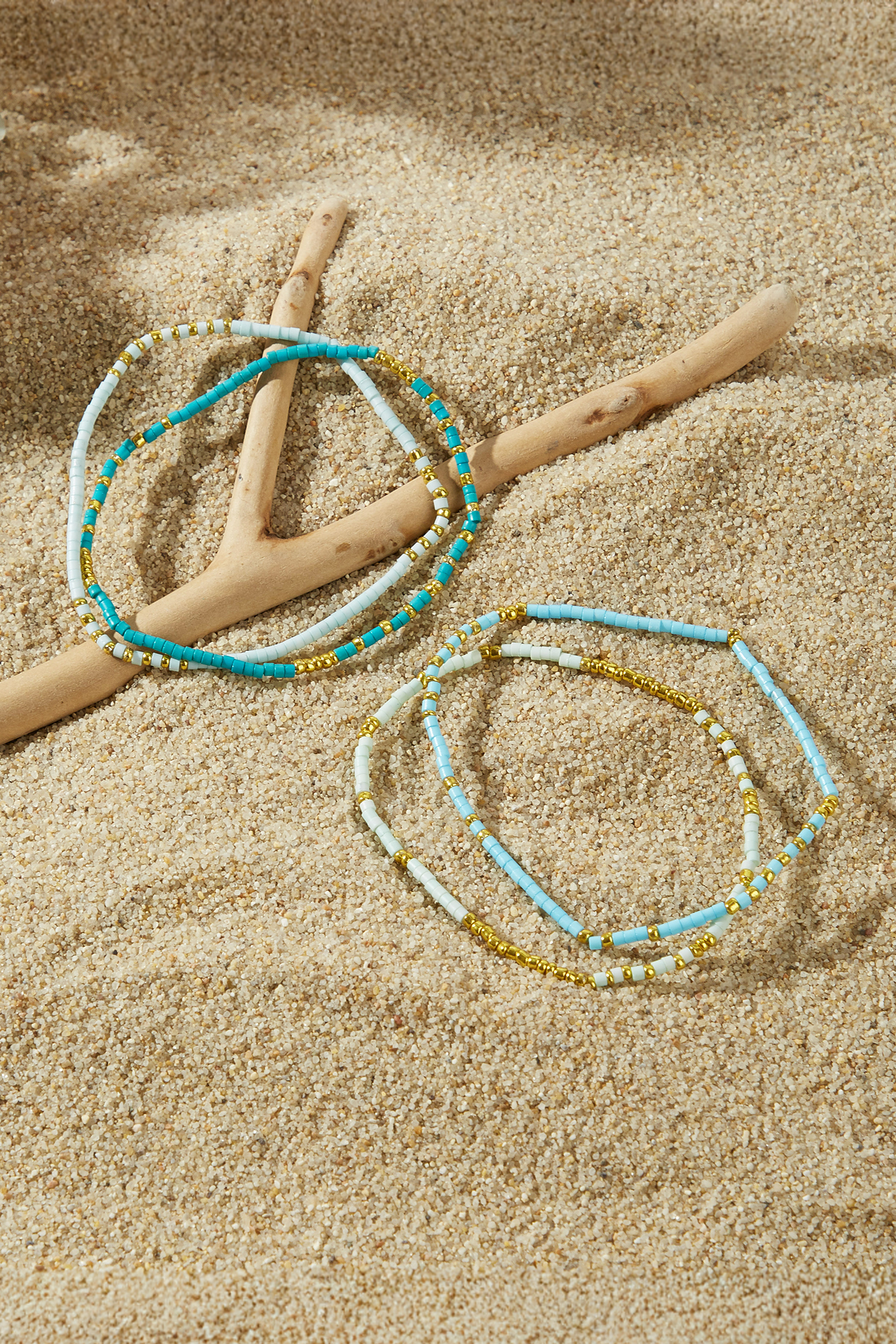 Set di braccialetti con perline blu calme