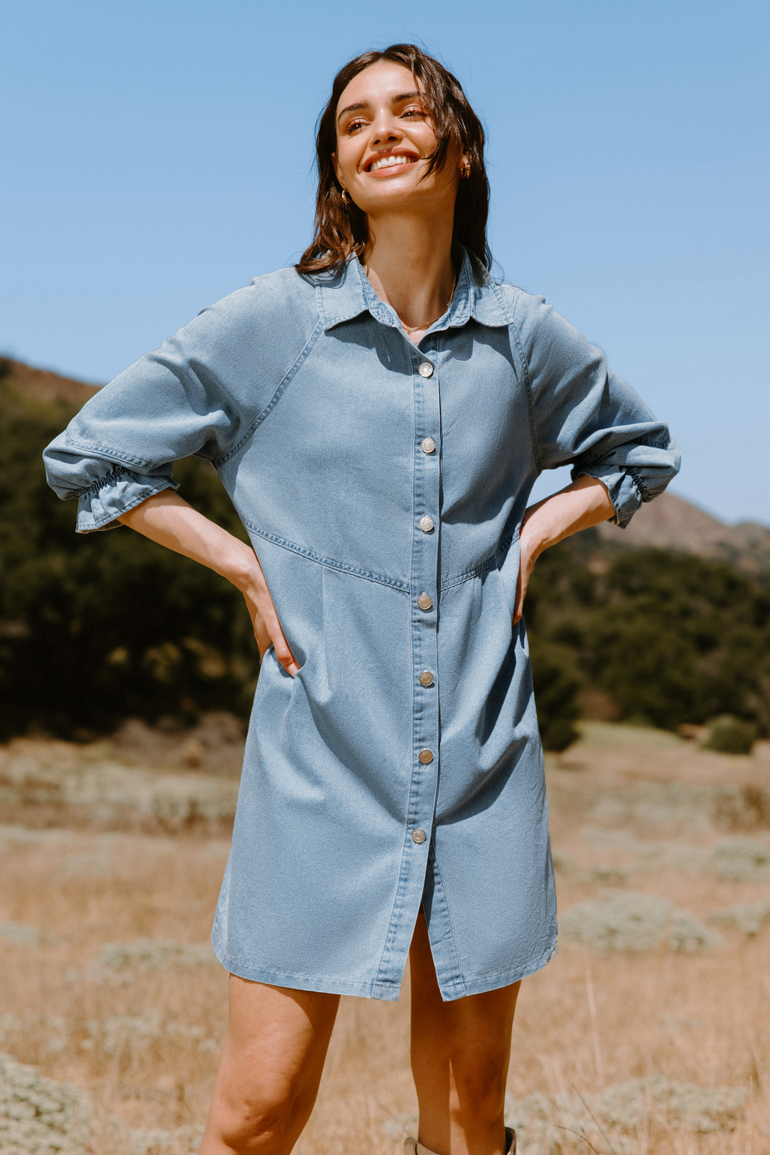 Mini abito camicia con colletto in denim azzurro chiaro e bottoni