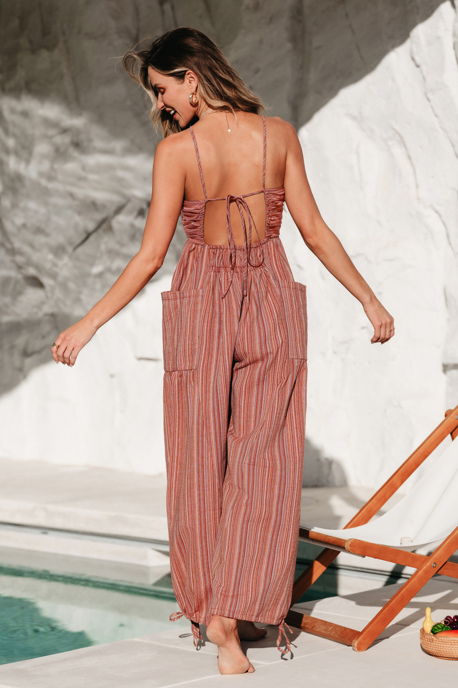 Mono de rayas con pierna holgada y escote pronunciado