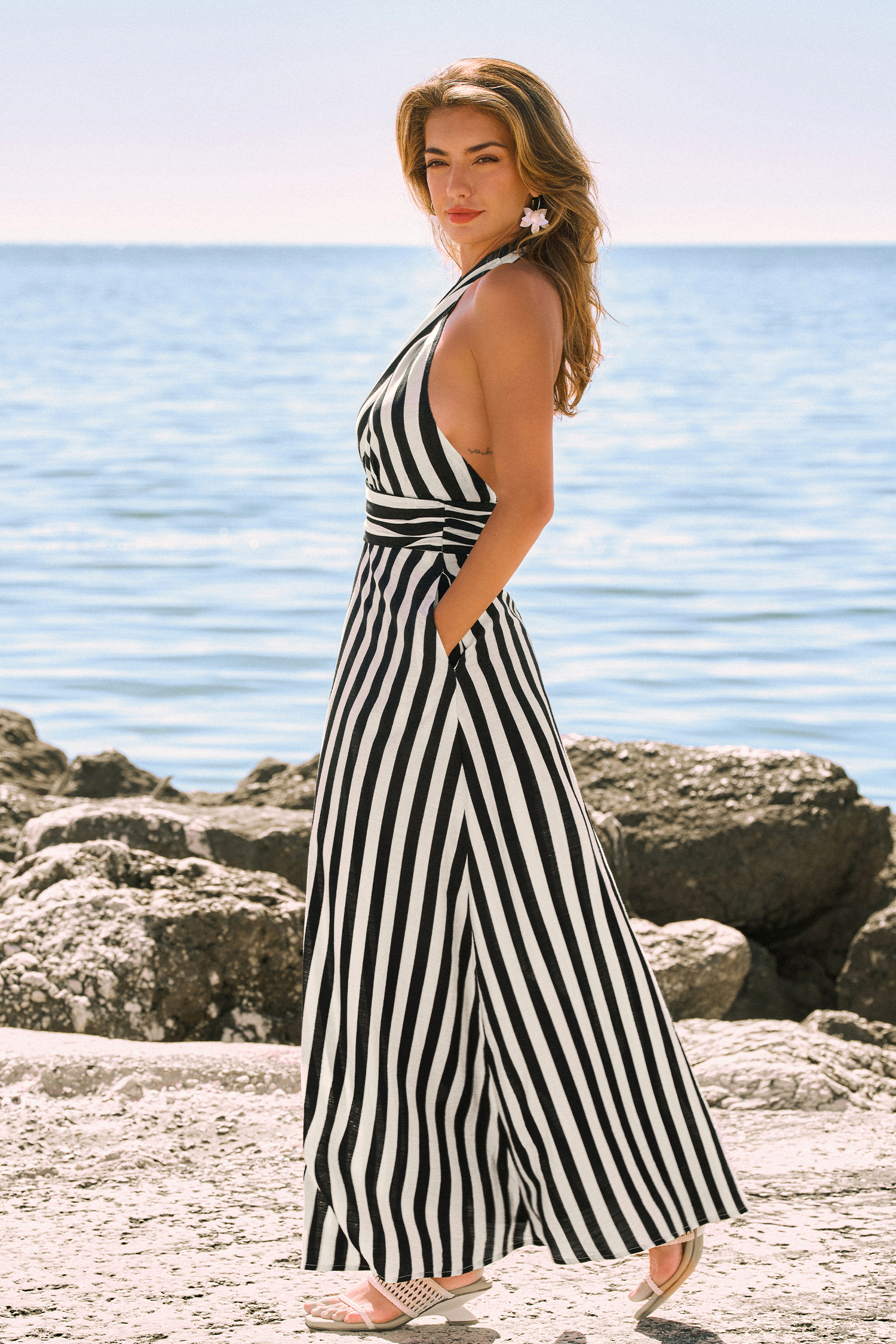 Gestreiftes Ärmelloses Maxi-Strandkleid mit Cut-out