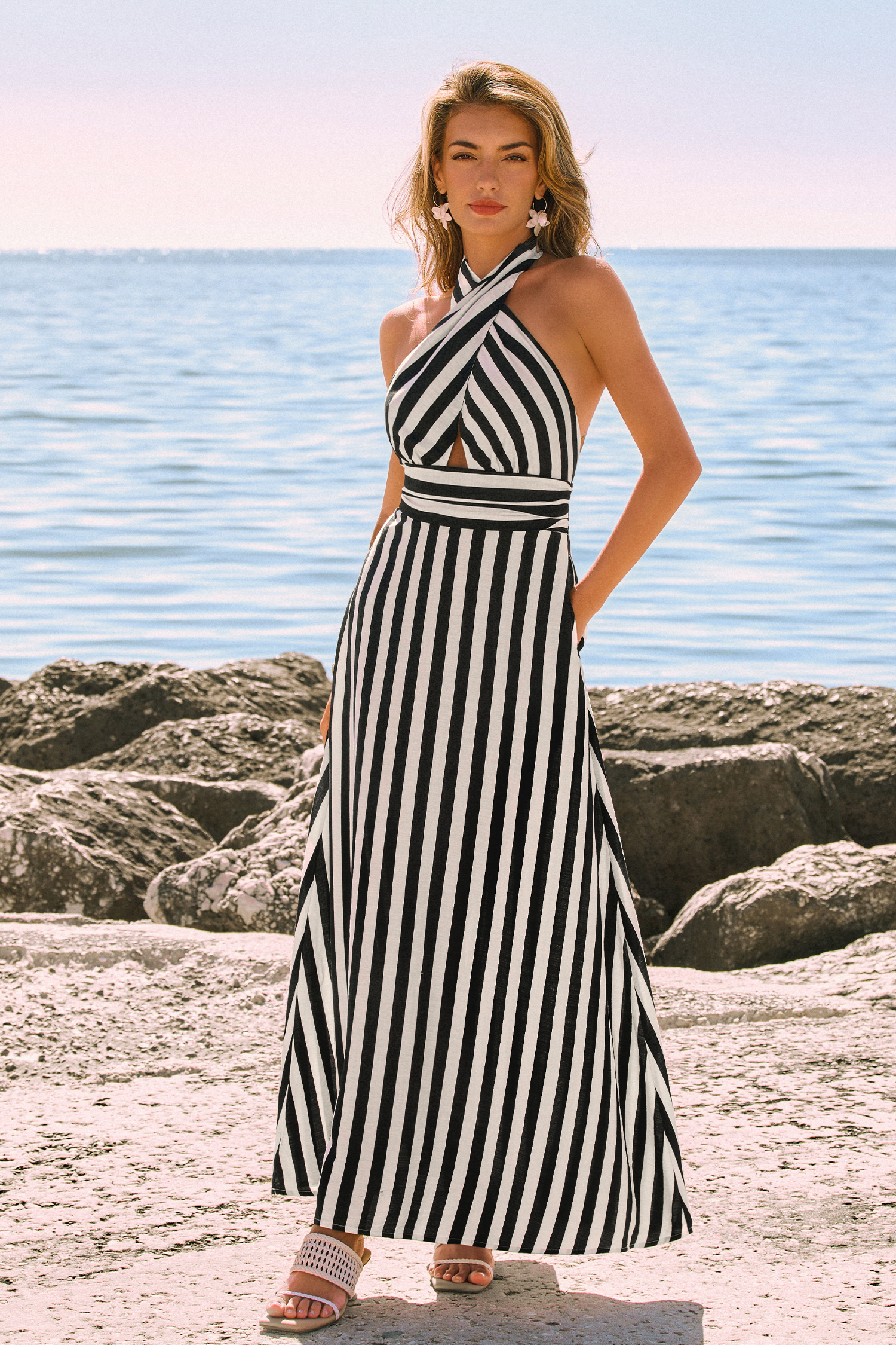 Gestreiftes Ärmelloses Maxi-Strandkleid mit Cut-out