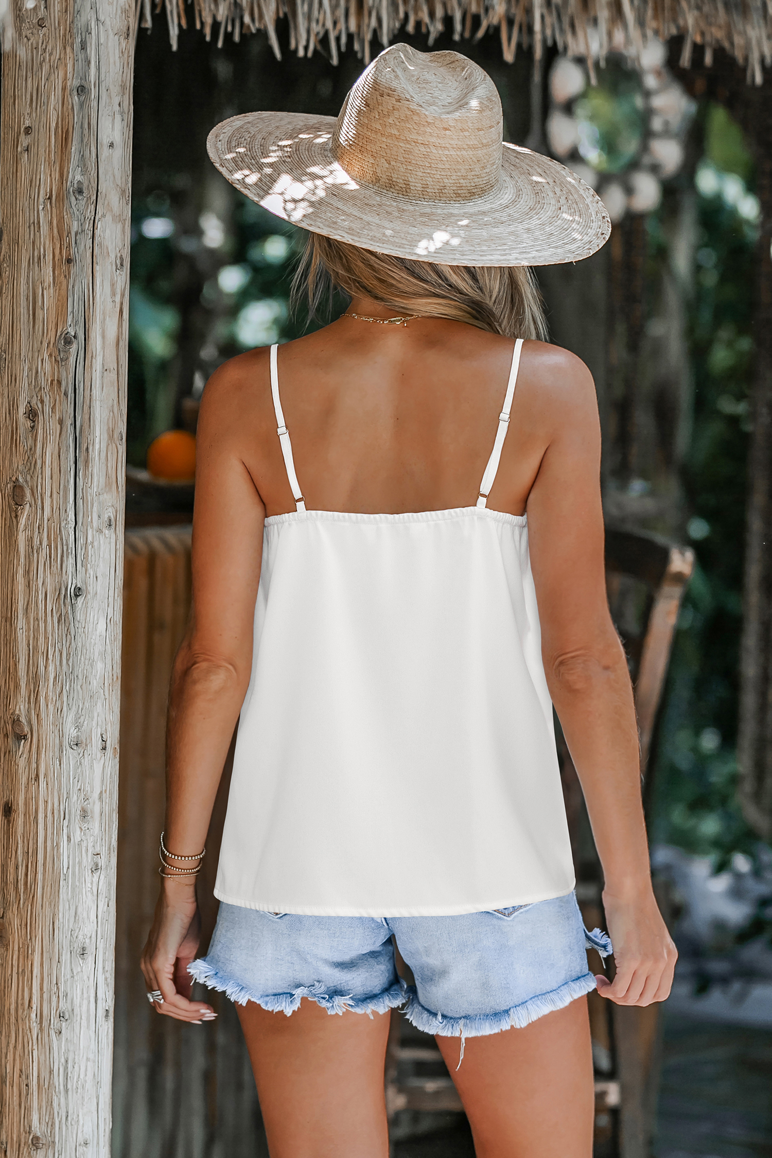 Weißes Trägertop mit Spitzenbesatz