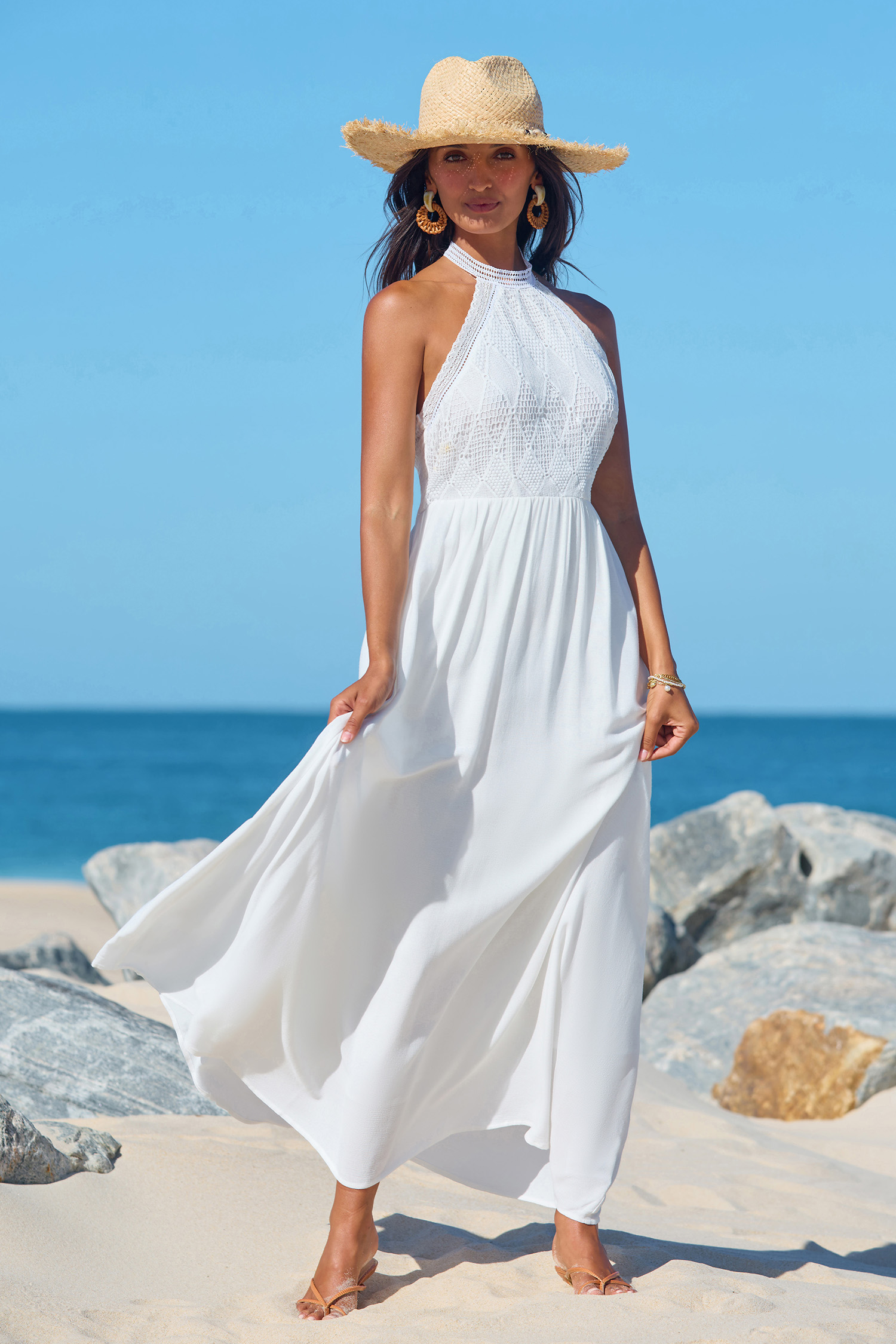 Robe blanche avec col en V