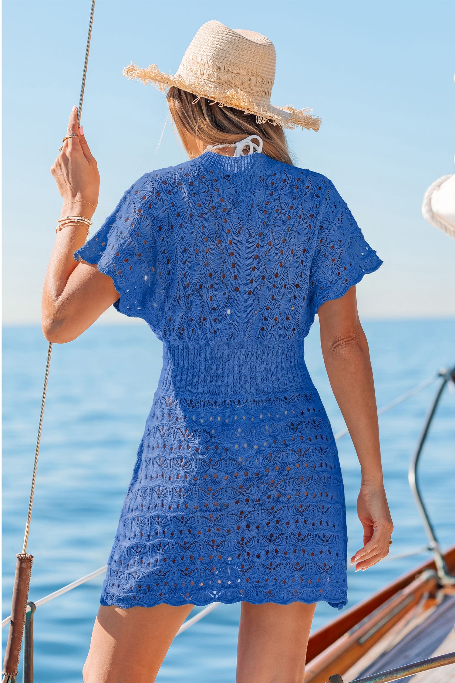 Blaues Kurzarm Mini-Strick-Strandkleid mit tiefem Ausschnitt