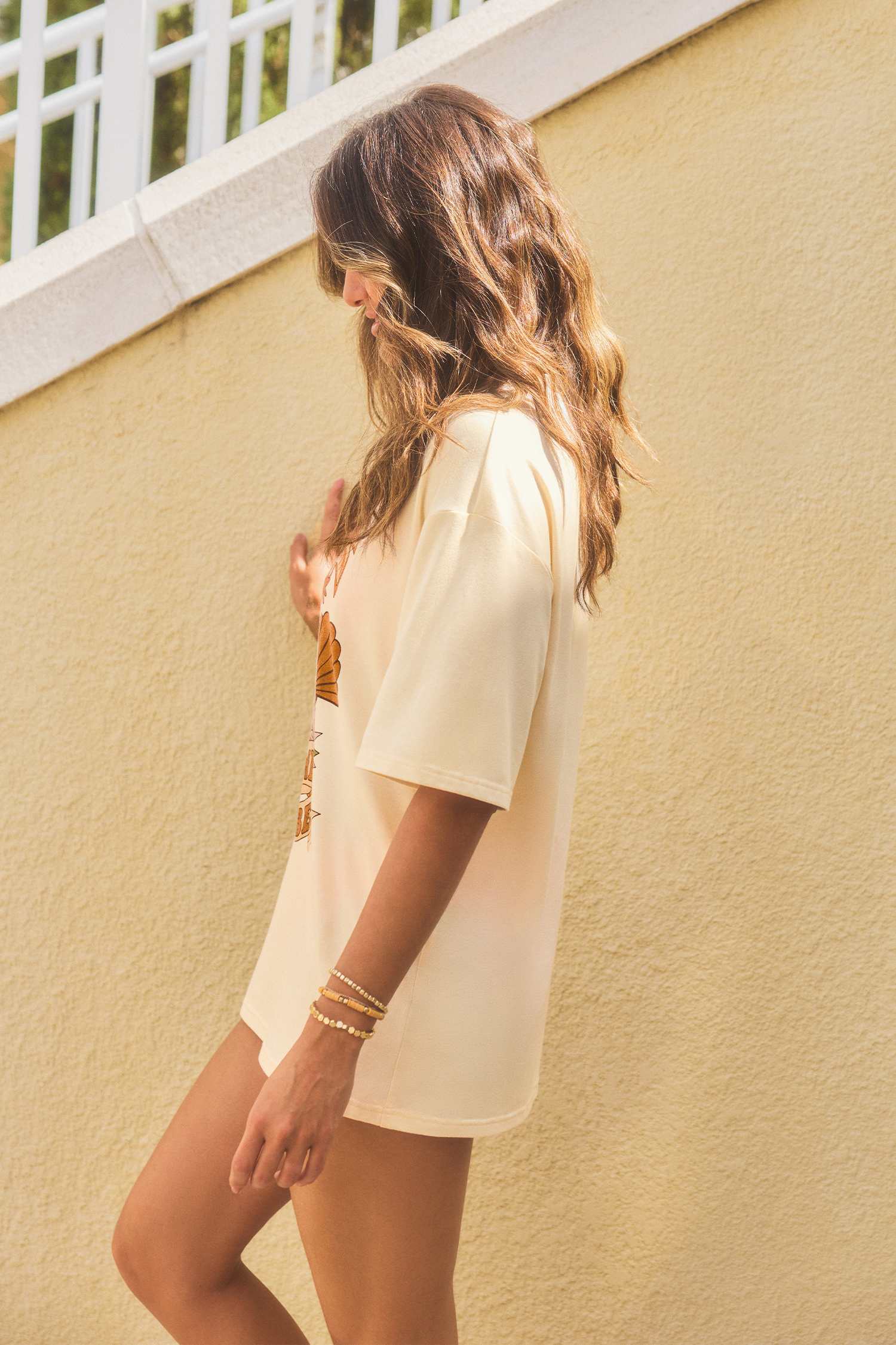 Beiges Kurzarm Rundhals Lockeres T-Shirt mit Grafikprint