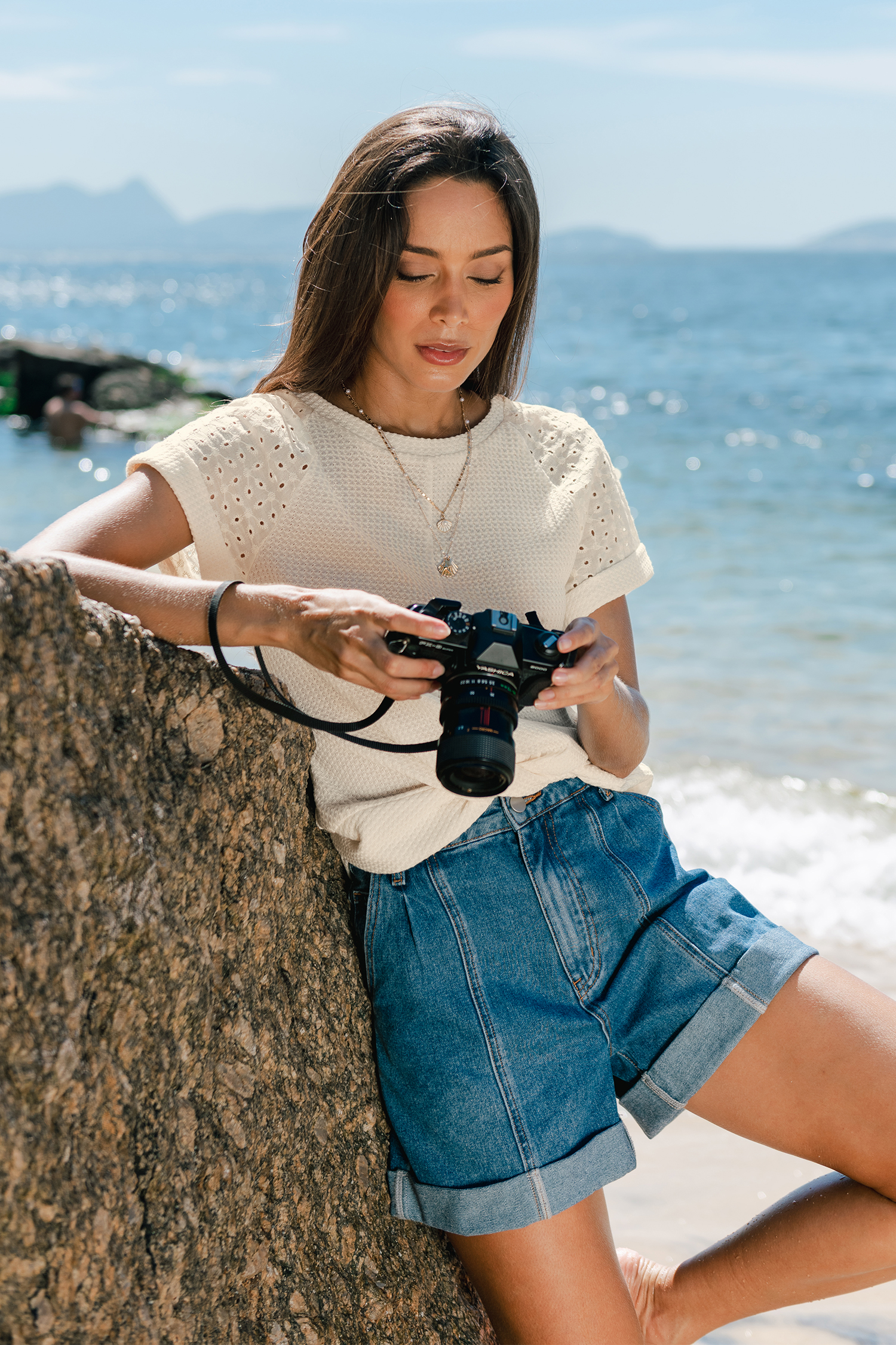 Con una camiseta beige de corazón abierto
