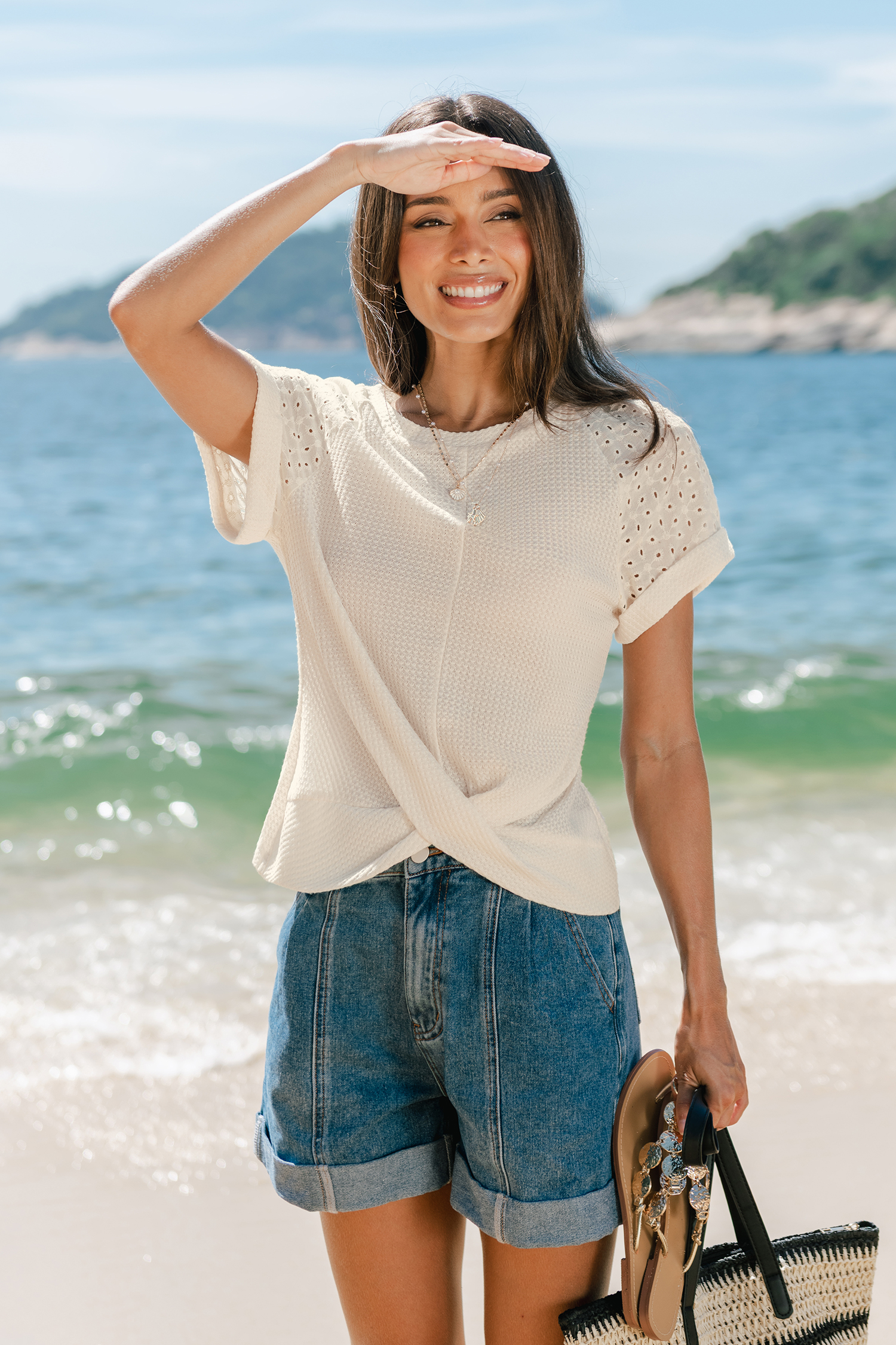 Con una camiseta beige de corazón abierto