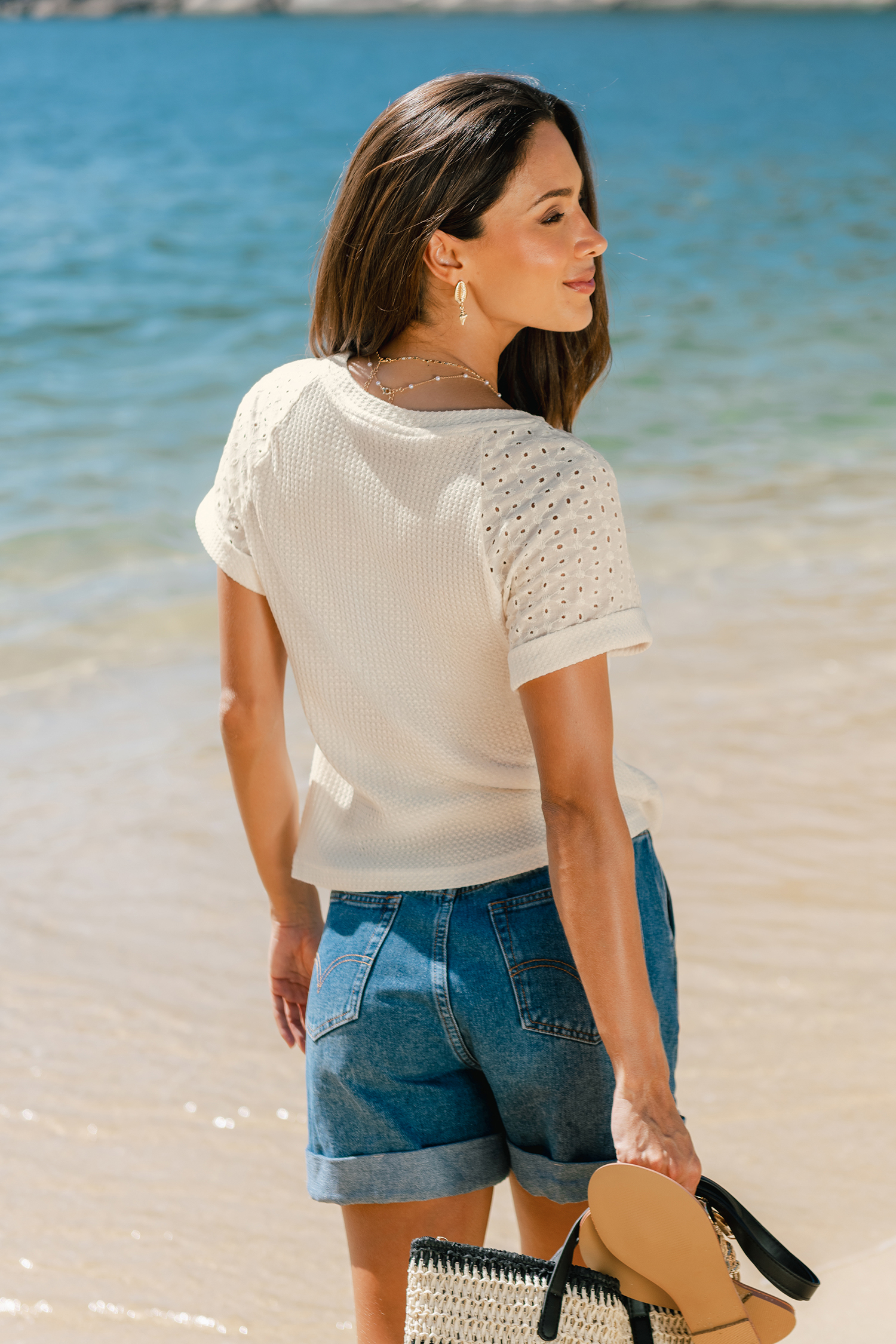 Con una camiseta beige de corazón abierto