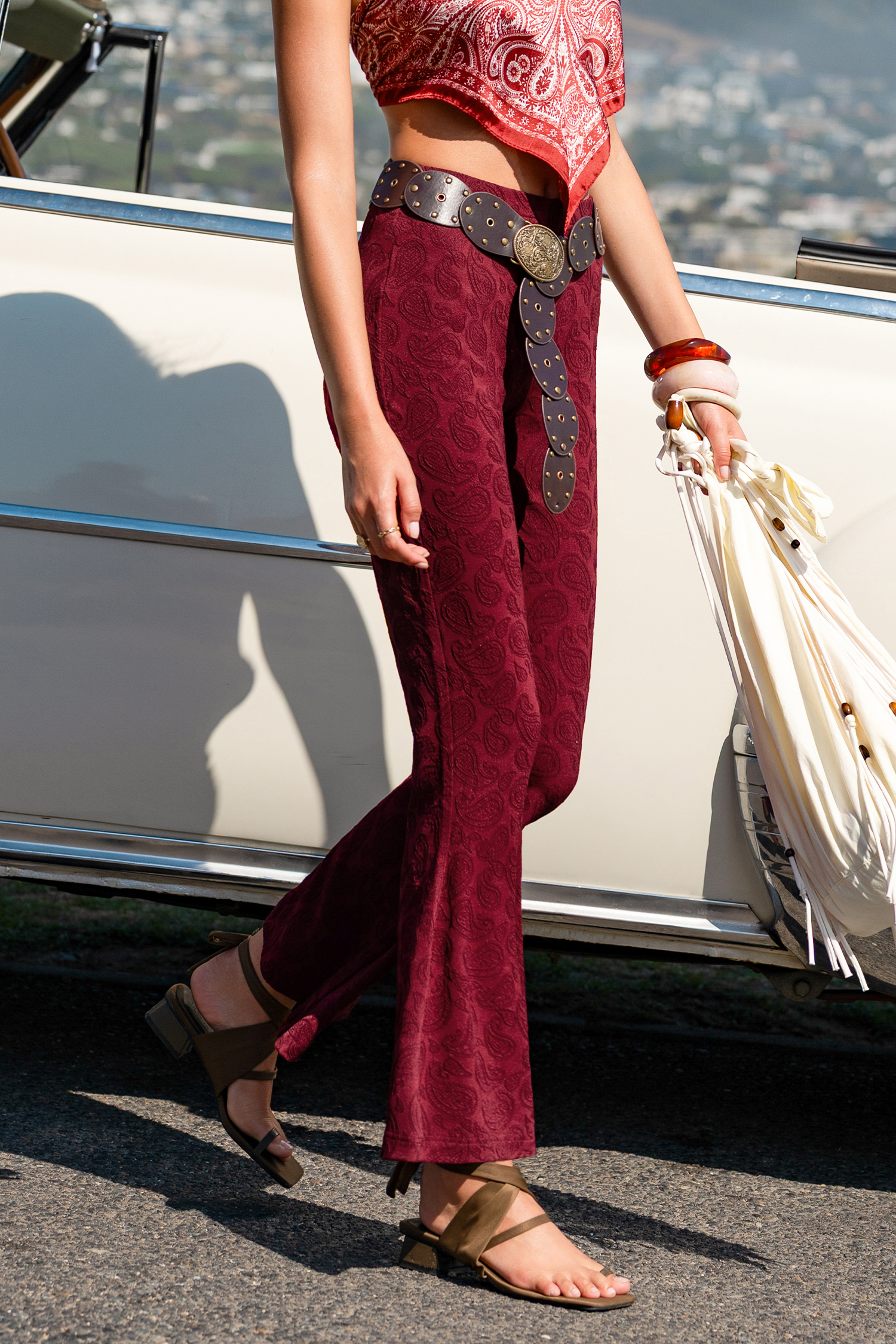 Pantalon bordeaux taille haute évasé