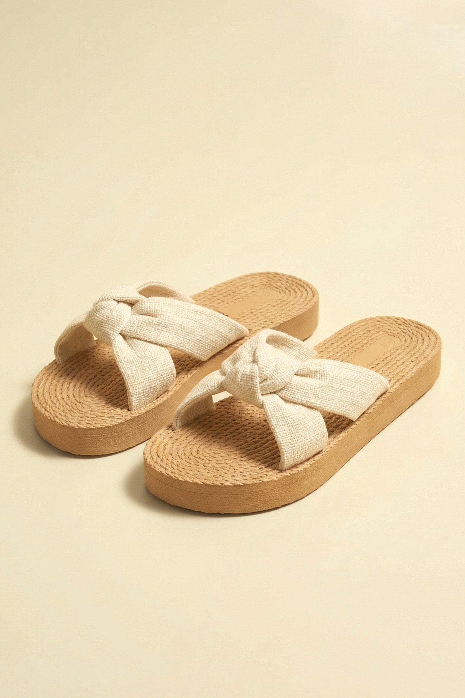 Sandales à brides nouées