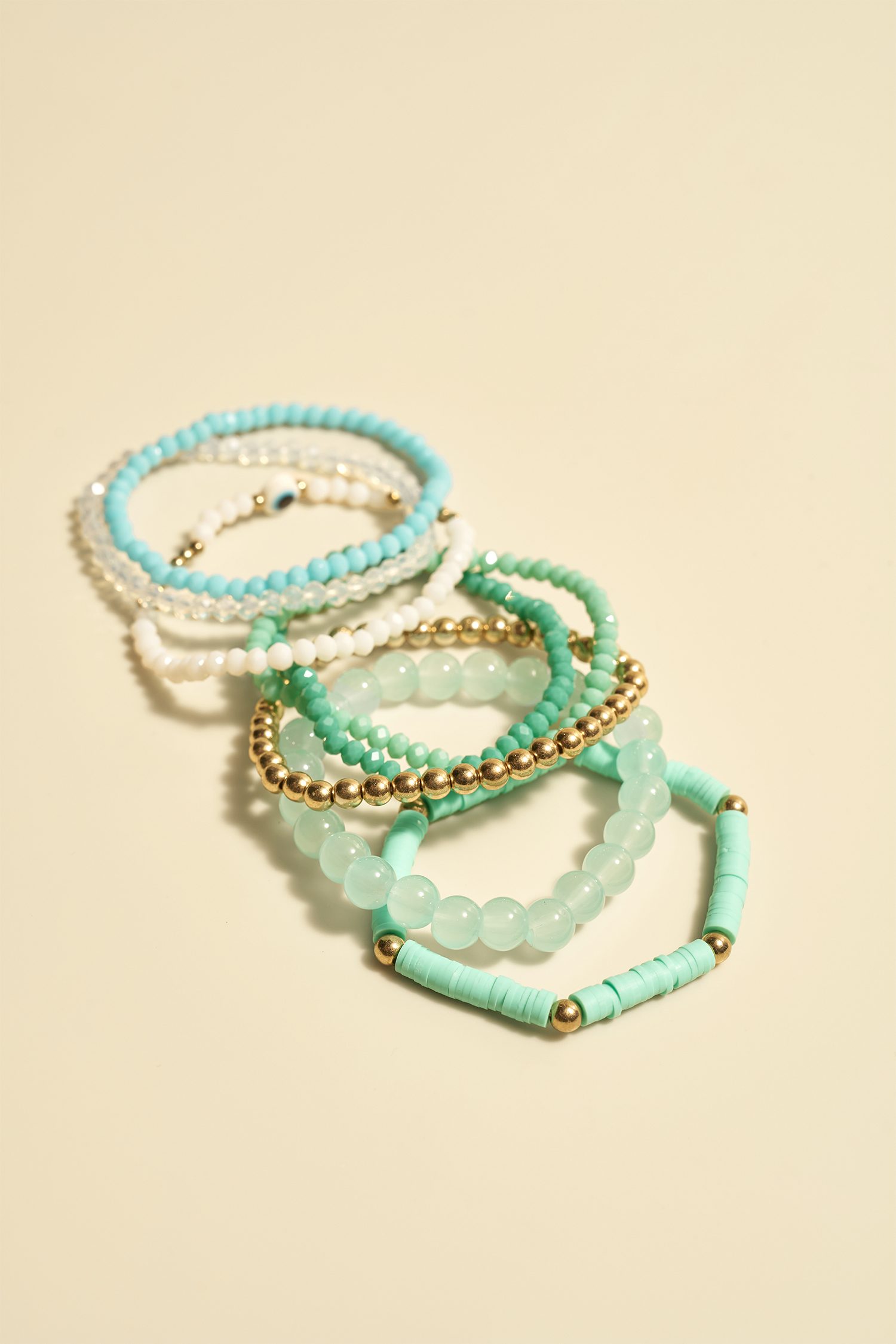 Set de bracelets perlés superposés