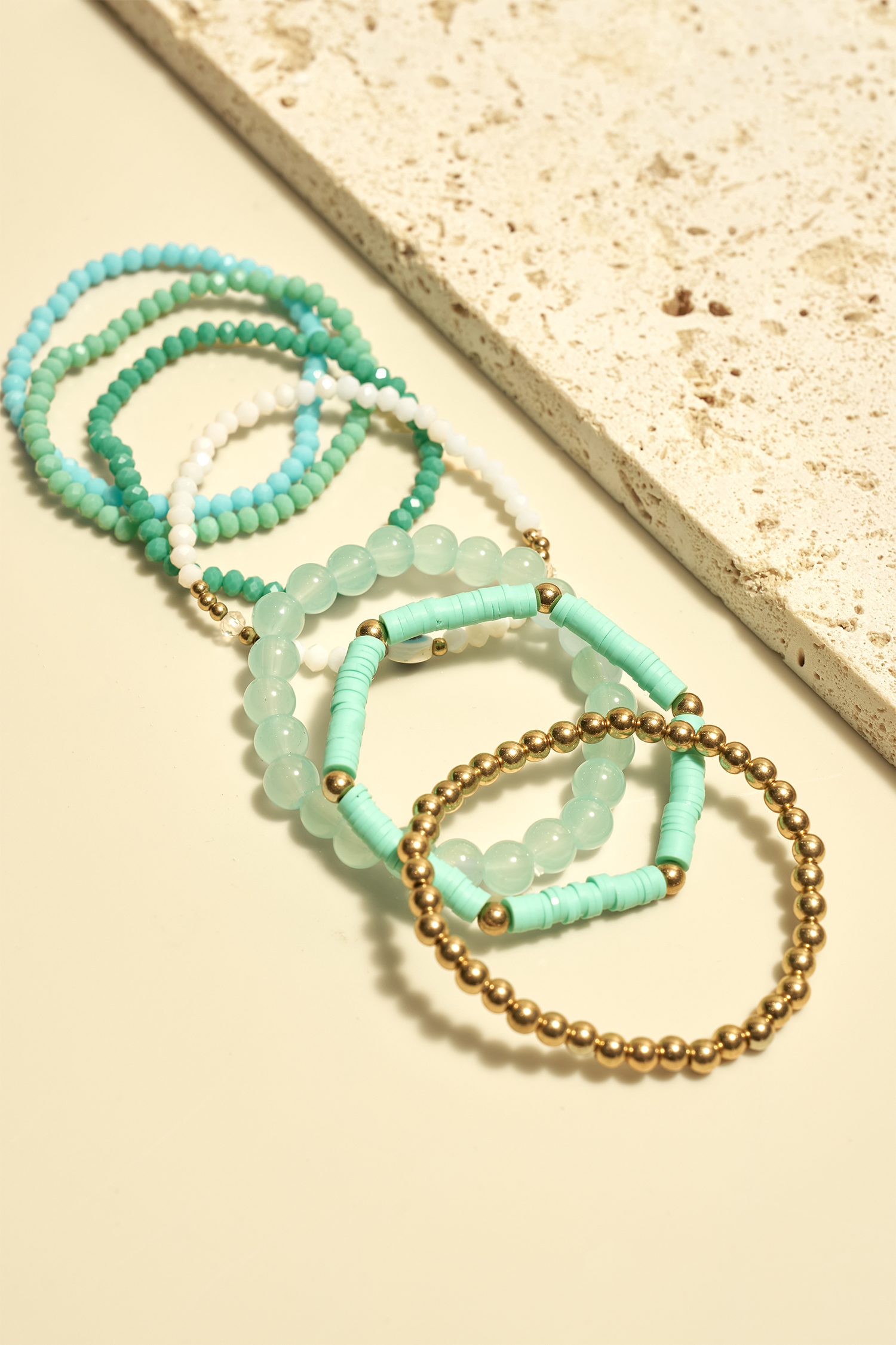 Set de bracelets perlés superposés