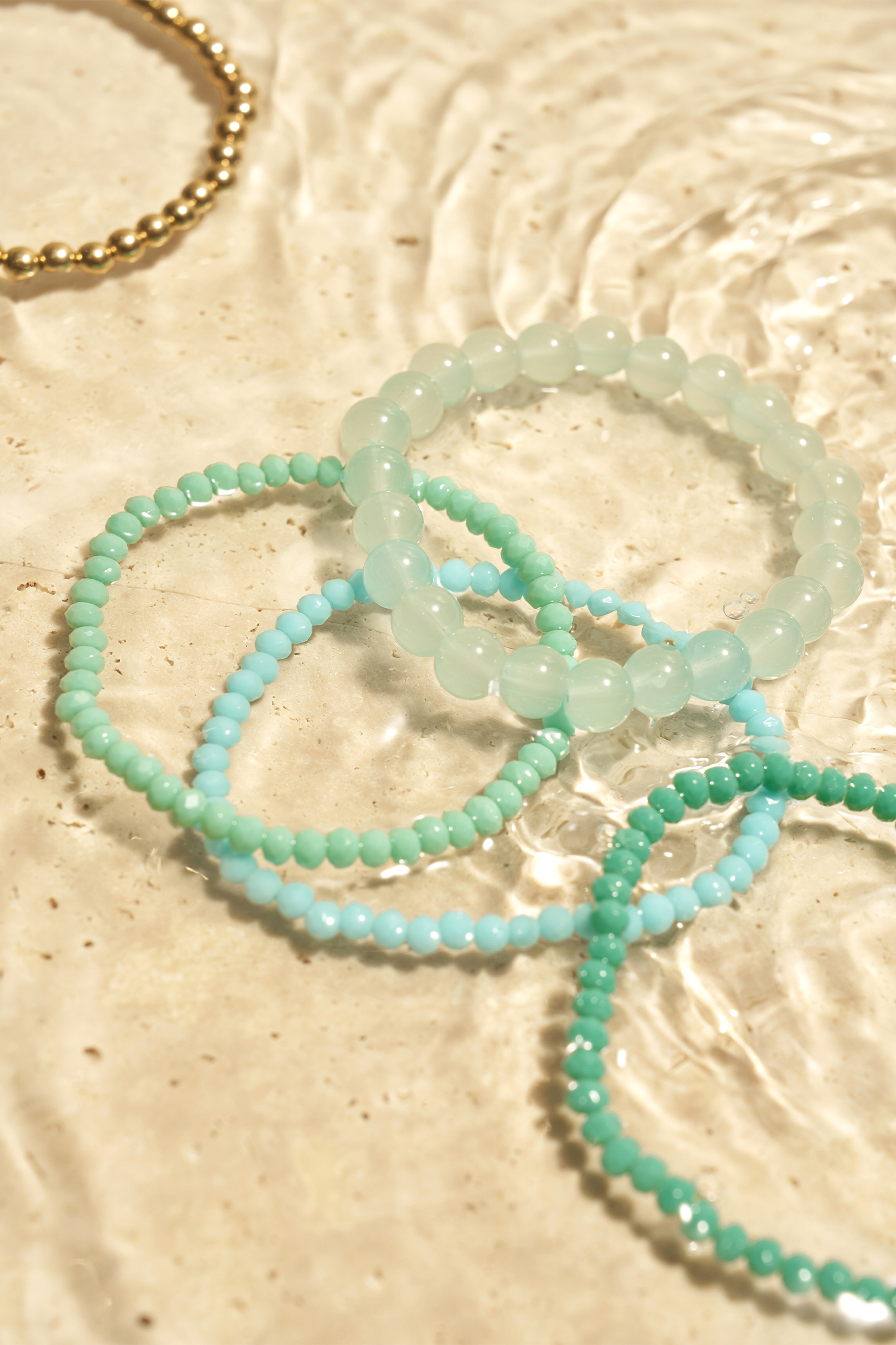 Set de bracelets perlés superposés