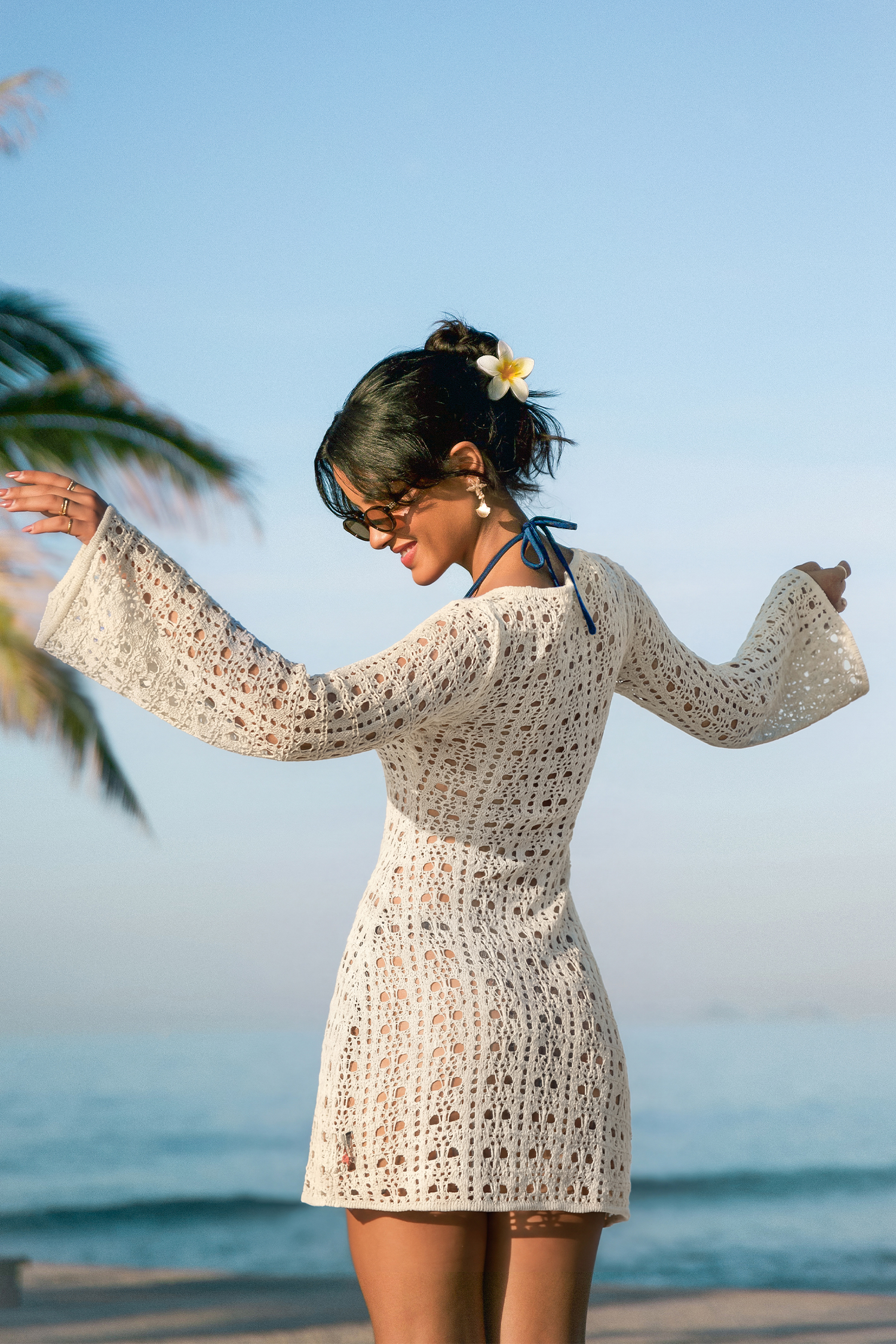 Weißes Rundhals Langarm Schlüsselloch Mini-Strick-Strandkleid