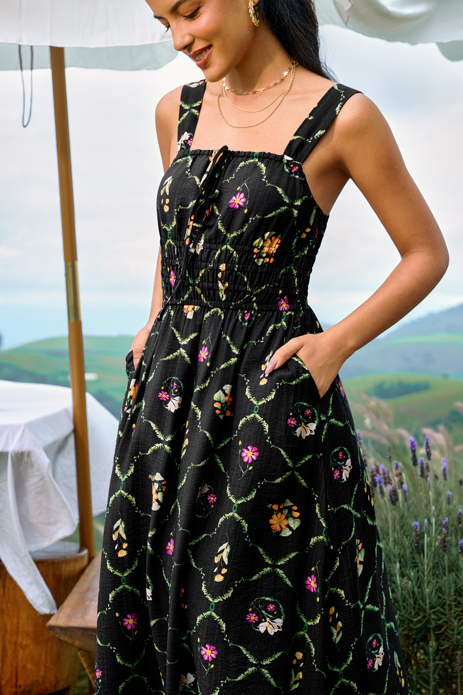 Geblümtes Midi-Cocktailkleid mit eckigem Ausschnitt