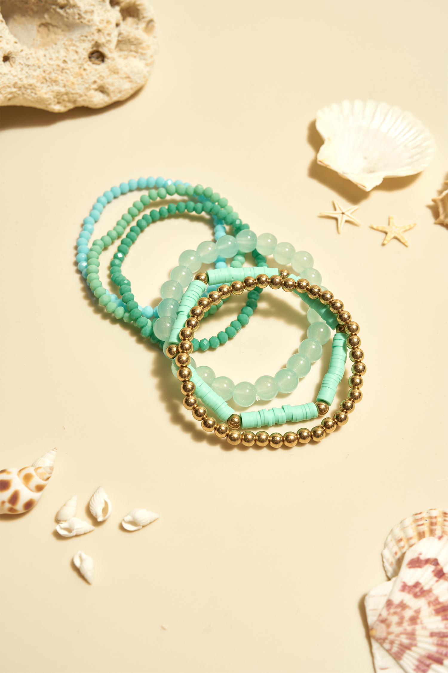 Set de bracelets perlés superposés