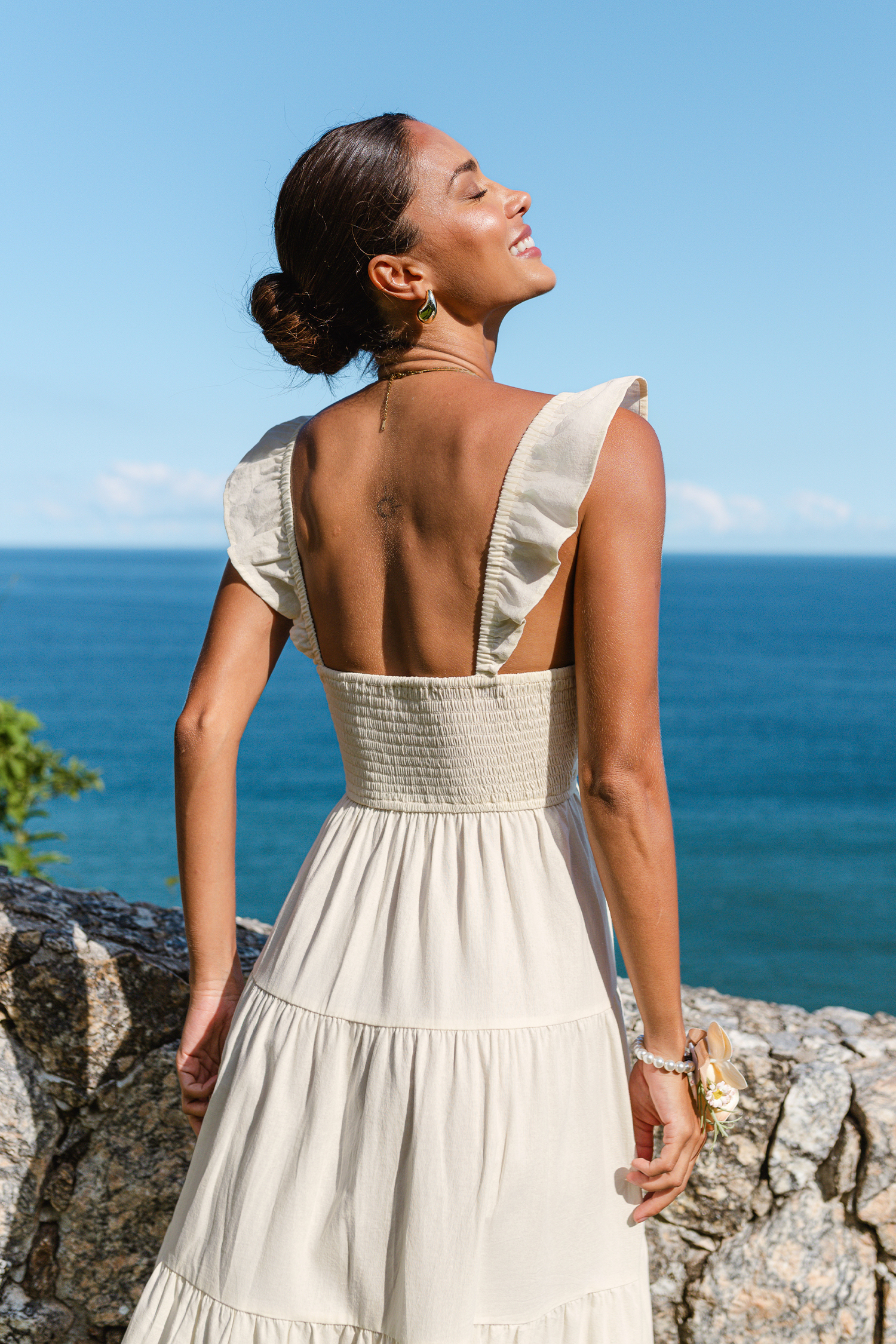 Beiges Midi-Coktailkleid mit V-Ausschnitt