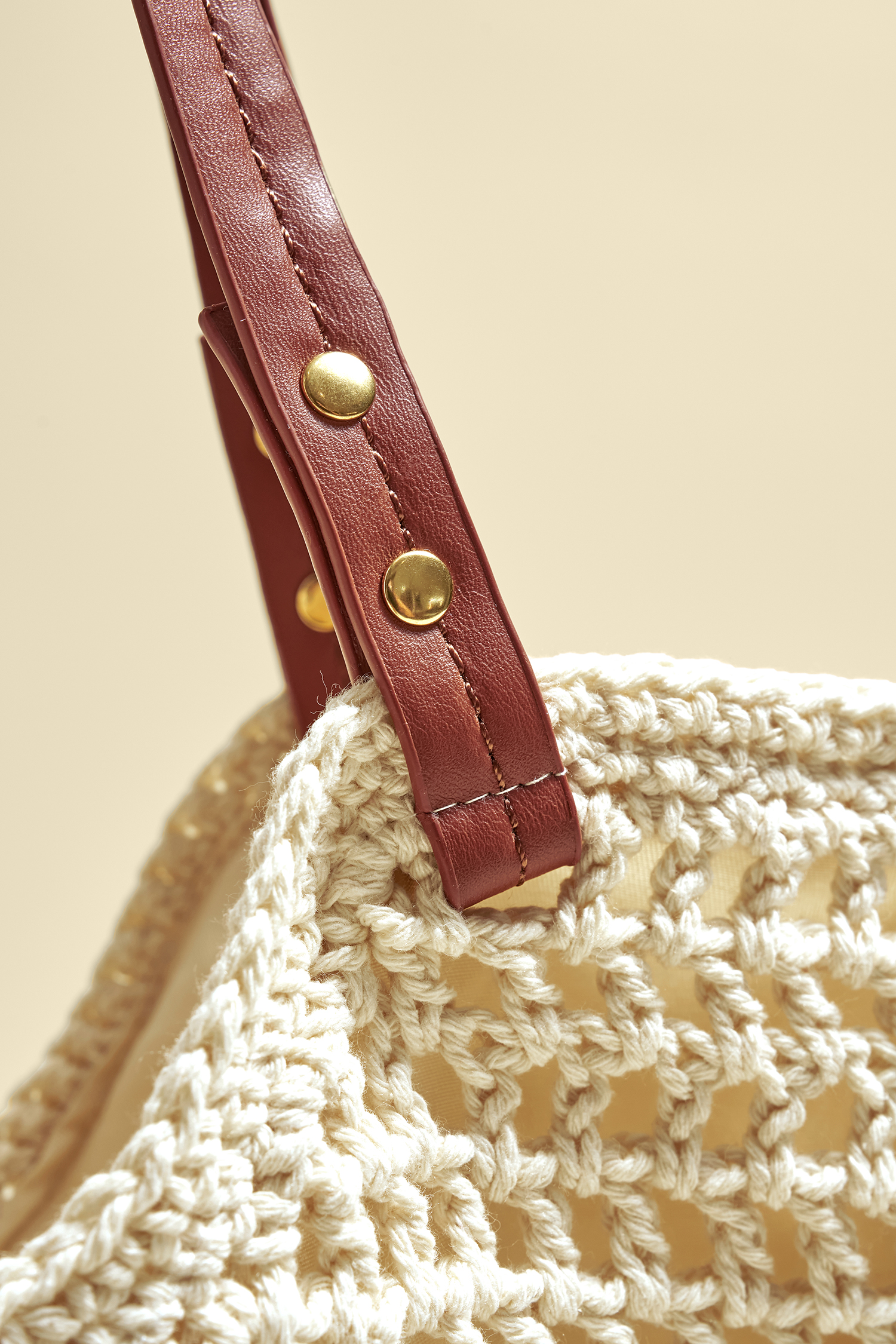 Beigefarbene Tasche mit Kunstlederriemen